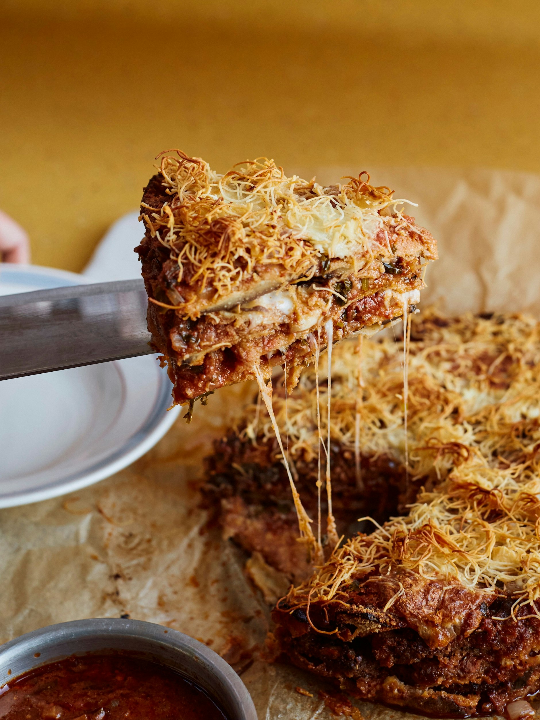 Kreation aus der Londoner Testküche: Parmigiana-Pie mit Tomatensauce.