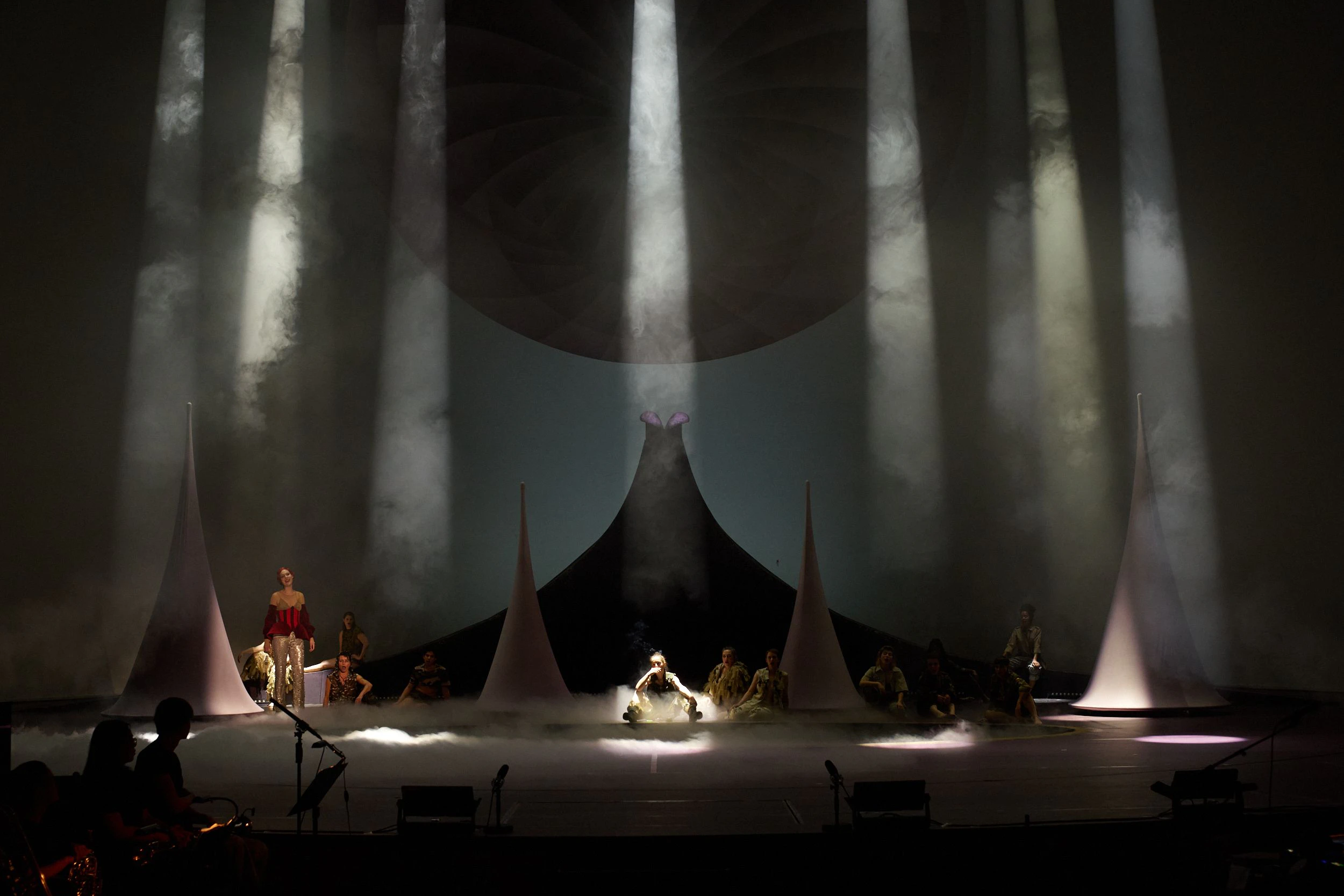 Lichtkegel über Vulkanen an der Volksbühne