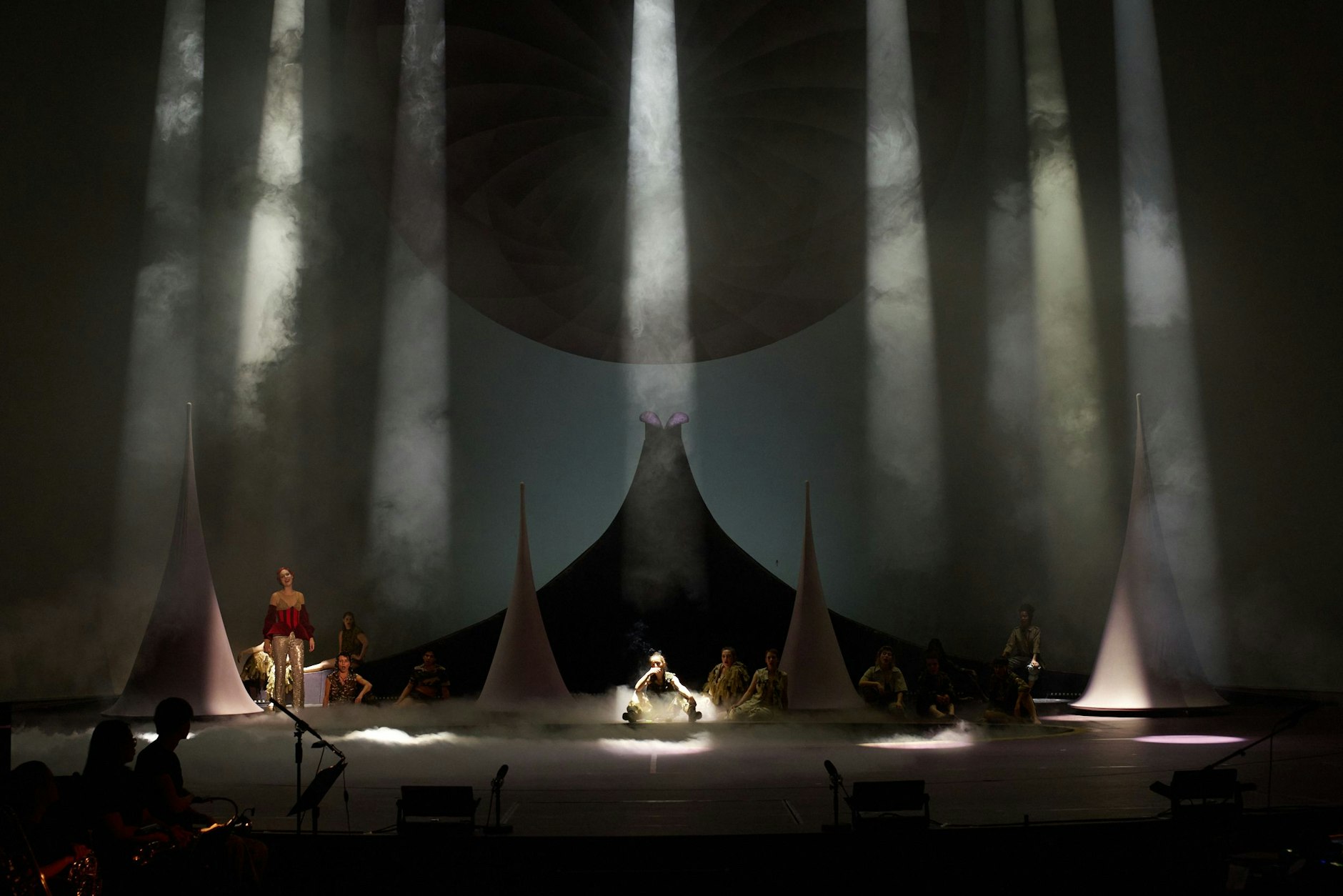 Lichtkegel über Vulkanen an der Volksbühne