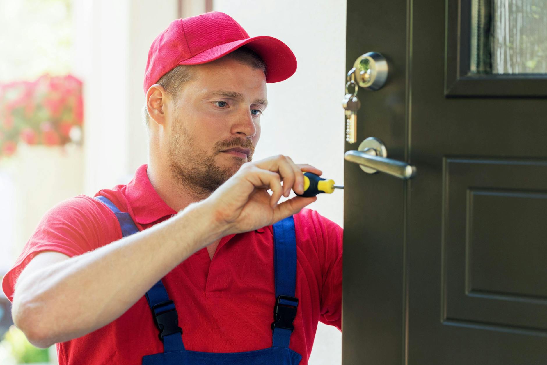 Ein Mitarbeiter eines Schlüsseldienstes.
