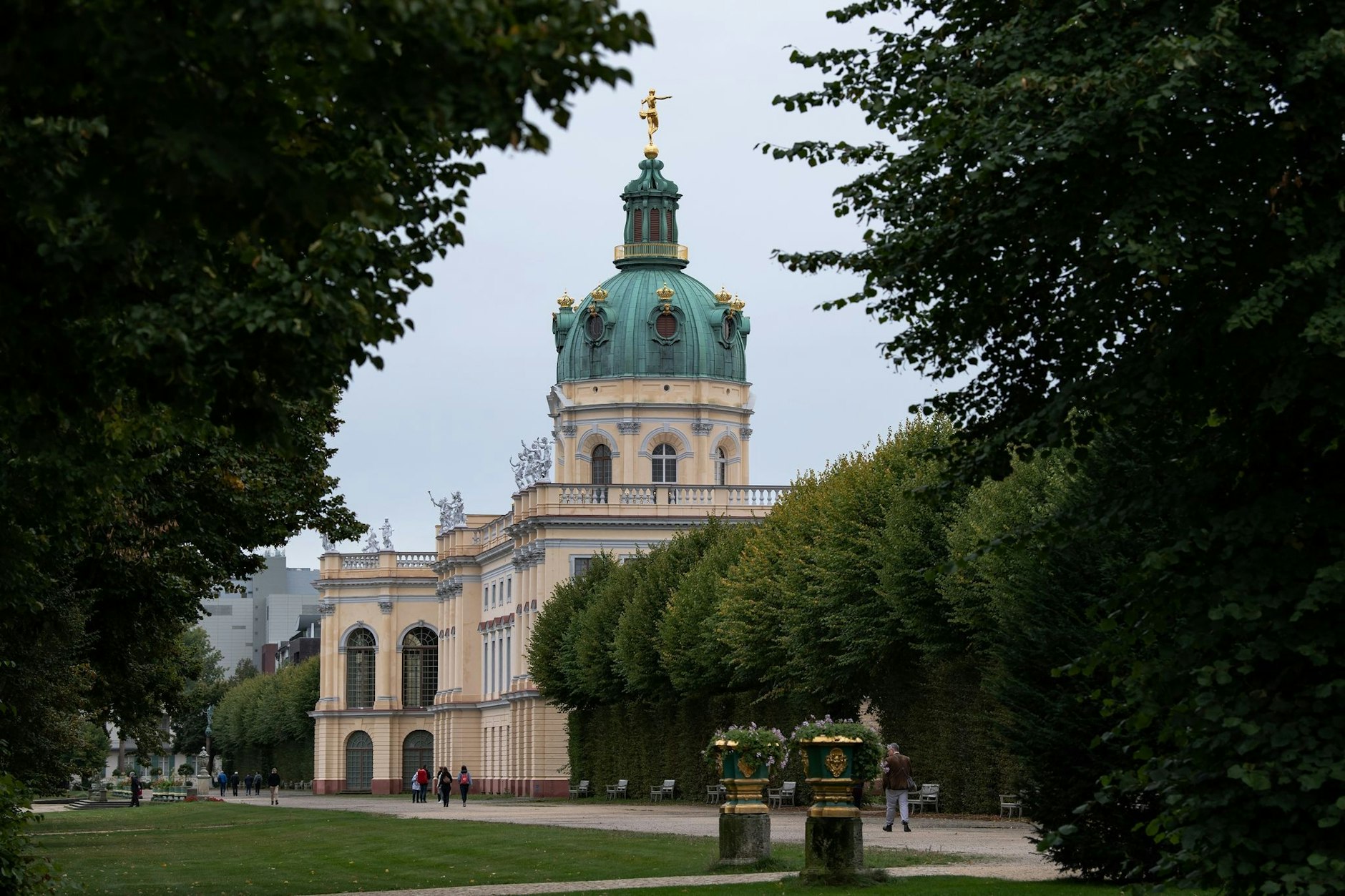 Das Schloss Charlottenburg ist zwischen Bäumen zu sehen.&nbsp;