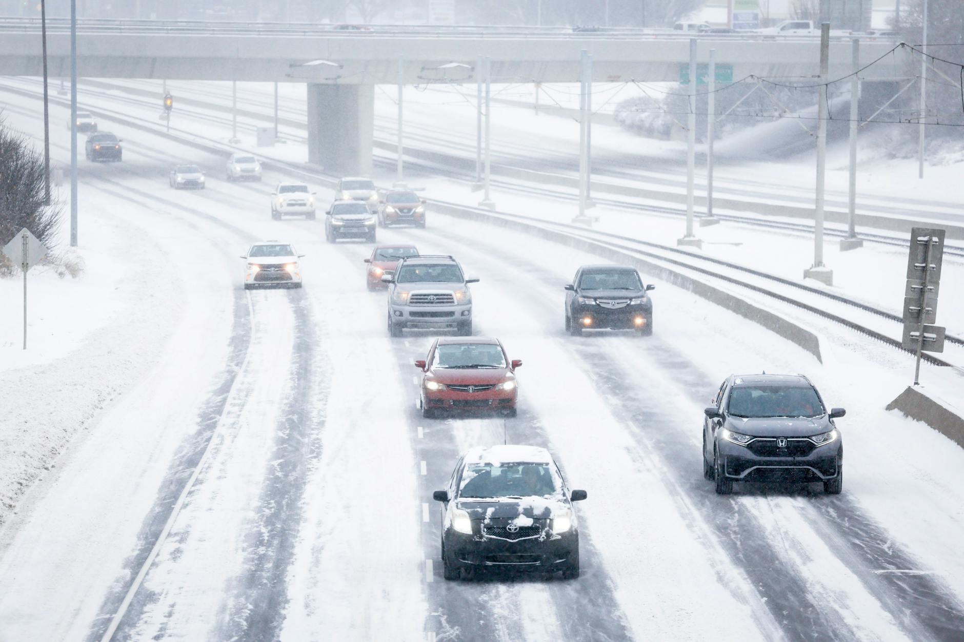 Der Verkehr schlängelt sich über die schneebedeckten Straßen in Kanada. Binnen eines Tages sind die Temperaturen in Kanada und den USA gebietsweise um über 20 Grad gefallen.