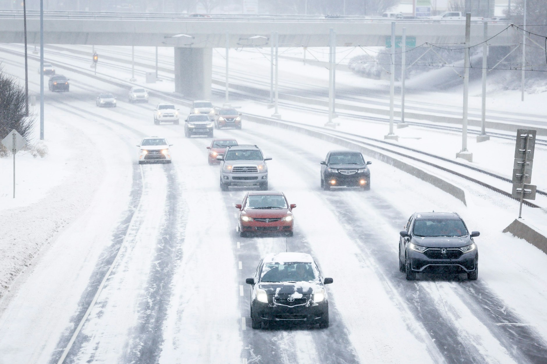 Der Verkehr schlängelt sich über die schneebedeckten Straßen in Kanada. Binnen eines Tages sind die Temperaturen in Kanada und den USA gebietsweise um über 20 Grad gefallen.