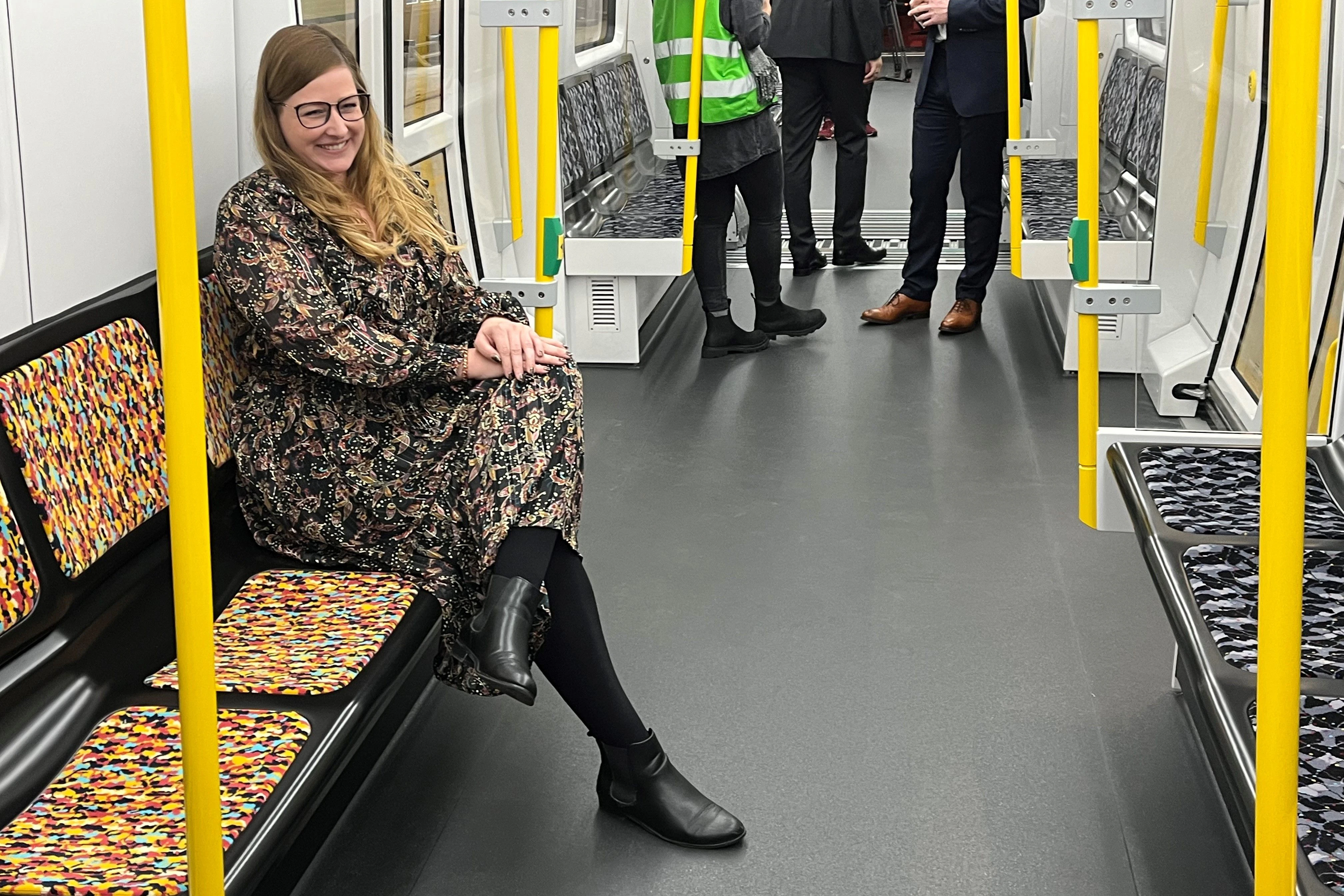 Vanessa Rittinger ist Projektleiterin aufseiten von Stadler Deutschland. Sie hat auf Sitzen Platz genommen, die nur 40 Zentimeter hoch sind. Gegenüber gibt es Plätze in 50 Zentimeter Höhe.
