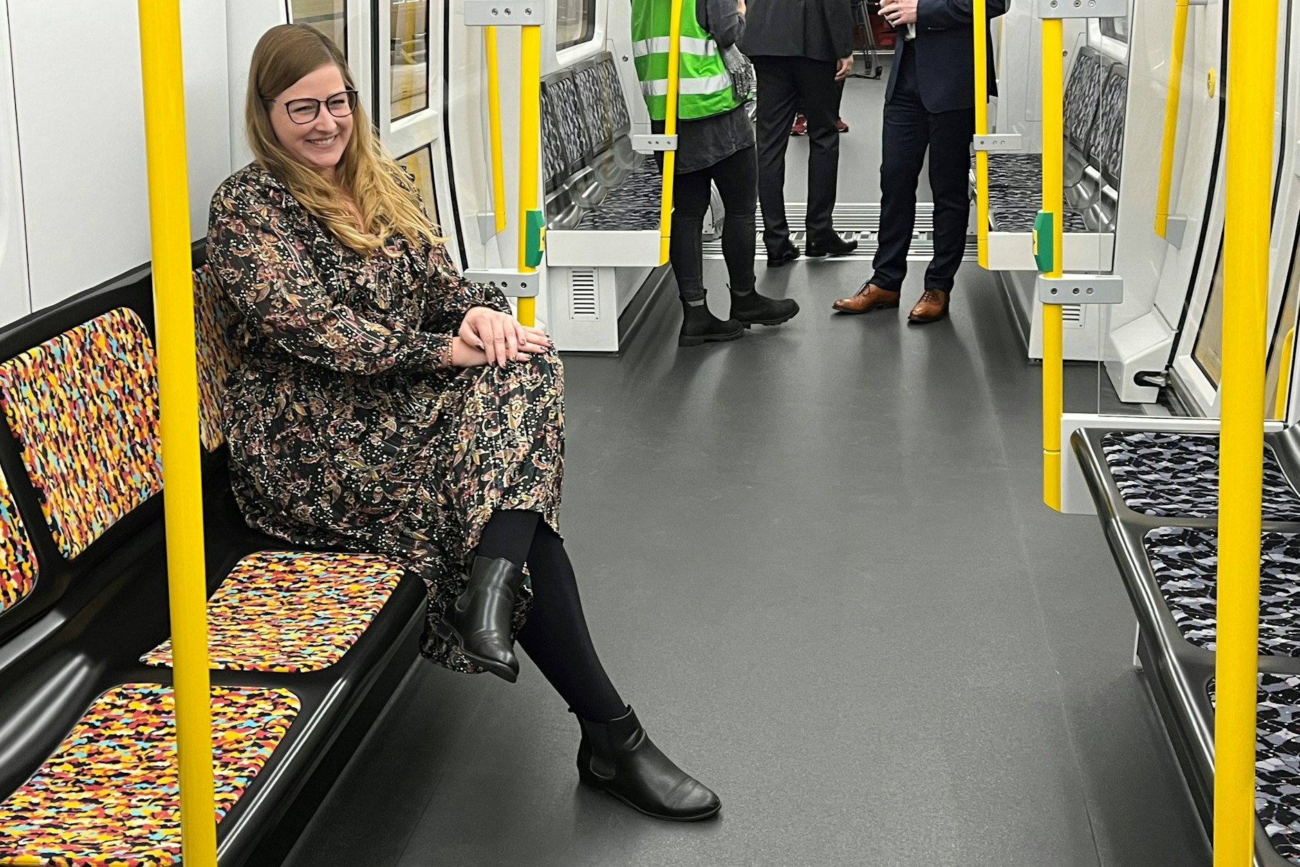 Vanessa Rittinger ist Projektleiterin aufseiten von Stadler Deutschland. Sie hat auf Sitzen Platz genommen, die nur 40 Zentimeter hoch sind. Gegenüber gibt es Plätze in 50 Zentimeter Höhe.