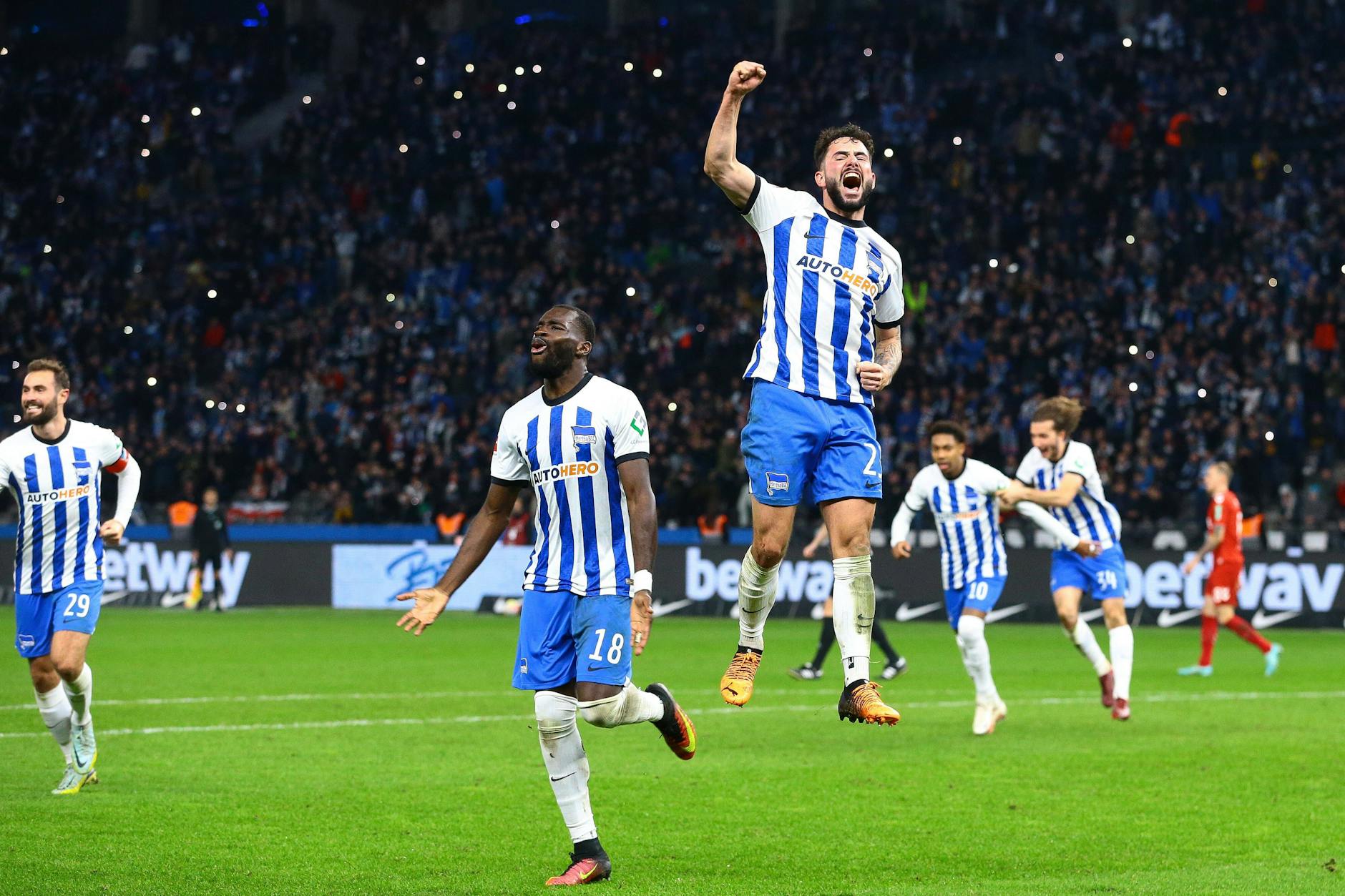 Die Hertha-Spieler Wilfried Kanga (li.) und Marco Richter beim Torjubel. 