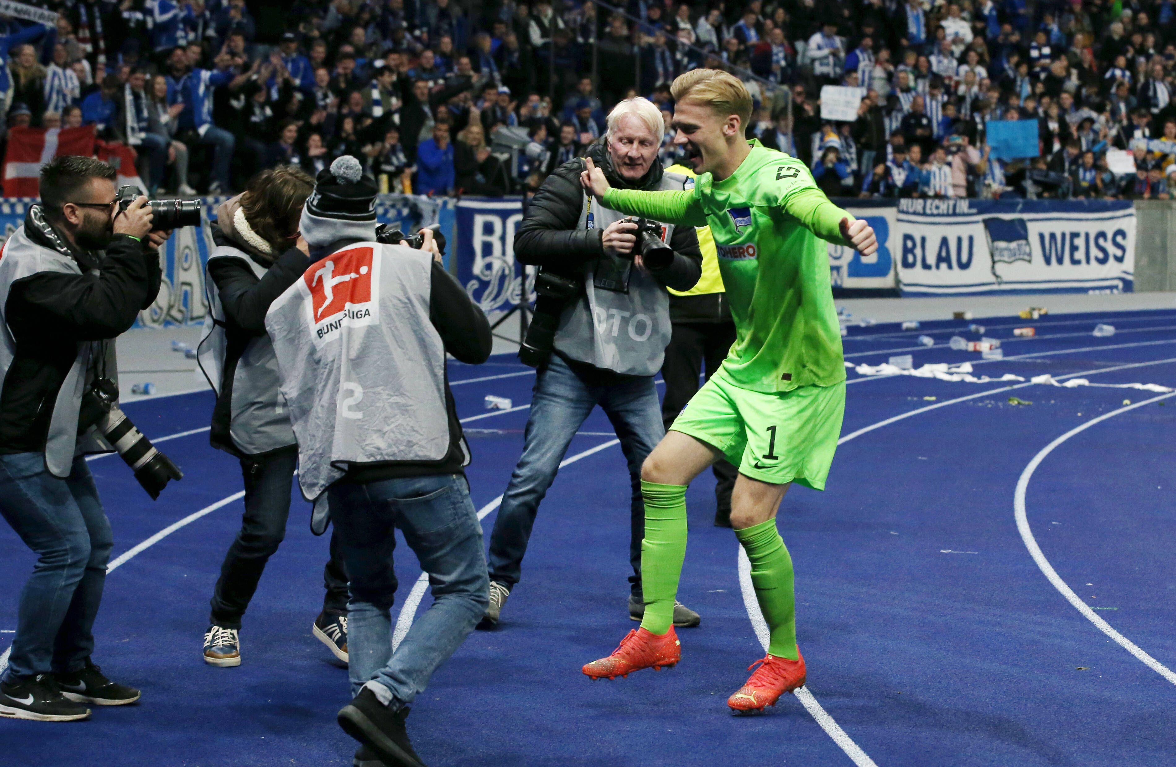 Herrlich verrückter Hertha-Keeper Oliver Christensen macht erst einen Tanz, dann einen Scherz: „Ich komme erst im Februar wieder, wenn... “