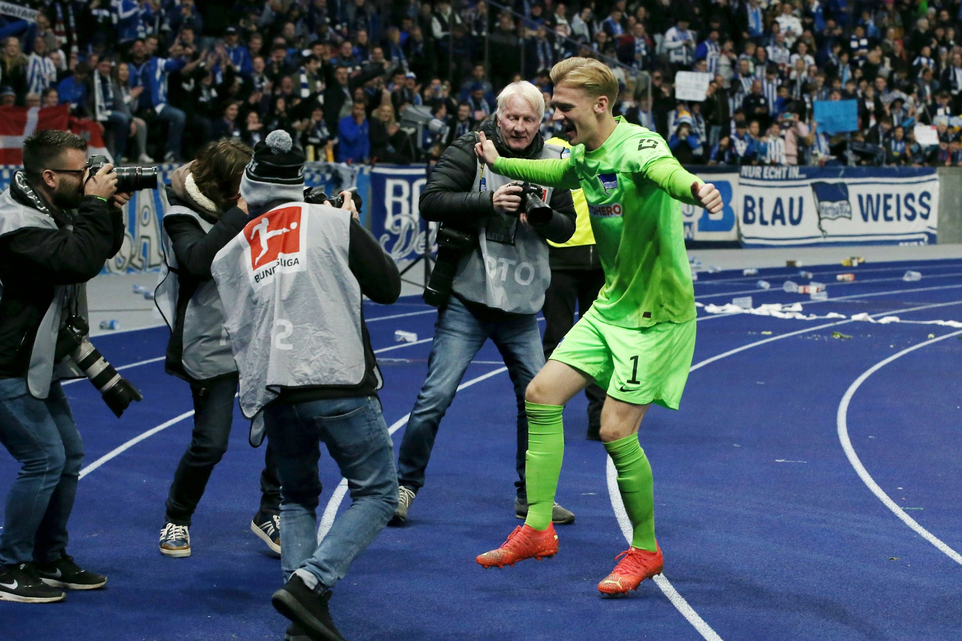 Herthas Torwart Oliver Christensen tanzt vor den Fans der Ostkurve.&nbsp;