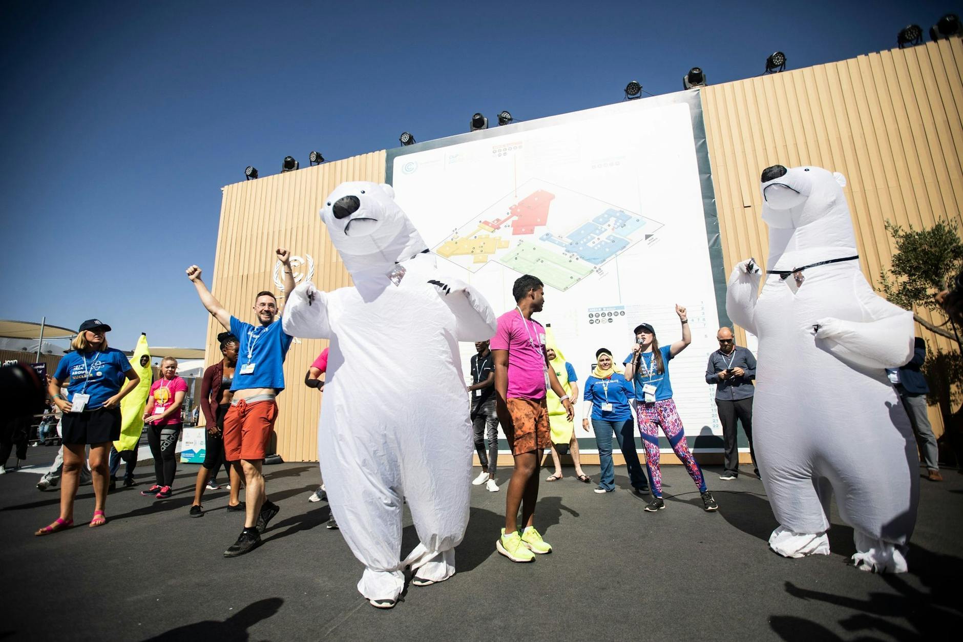 Aktivisten in Eisbärenkostümen nehmen an einer Nuclear for Climate-Demonstration während der UN-Klimakonferenz COP27.