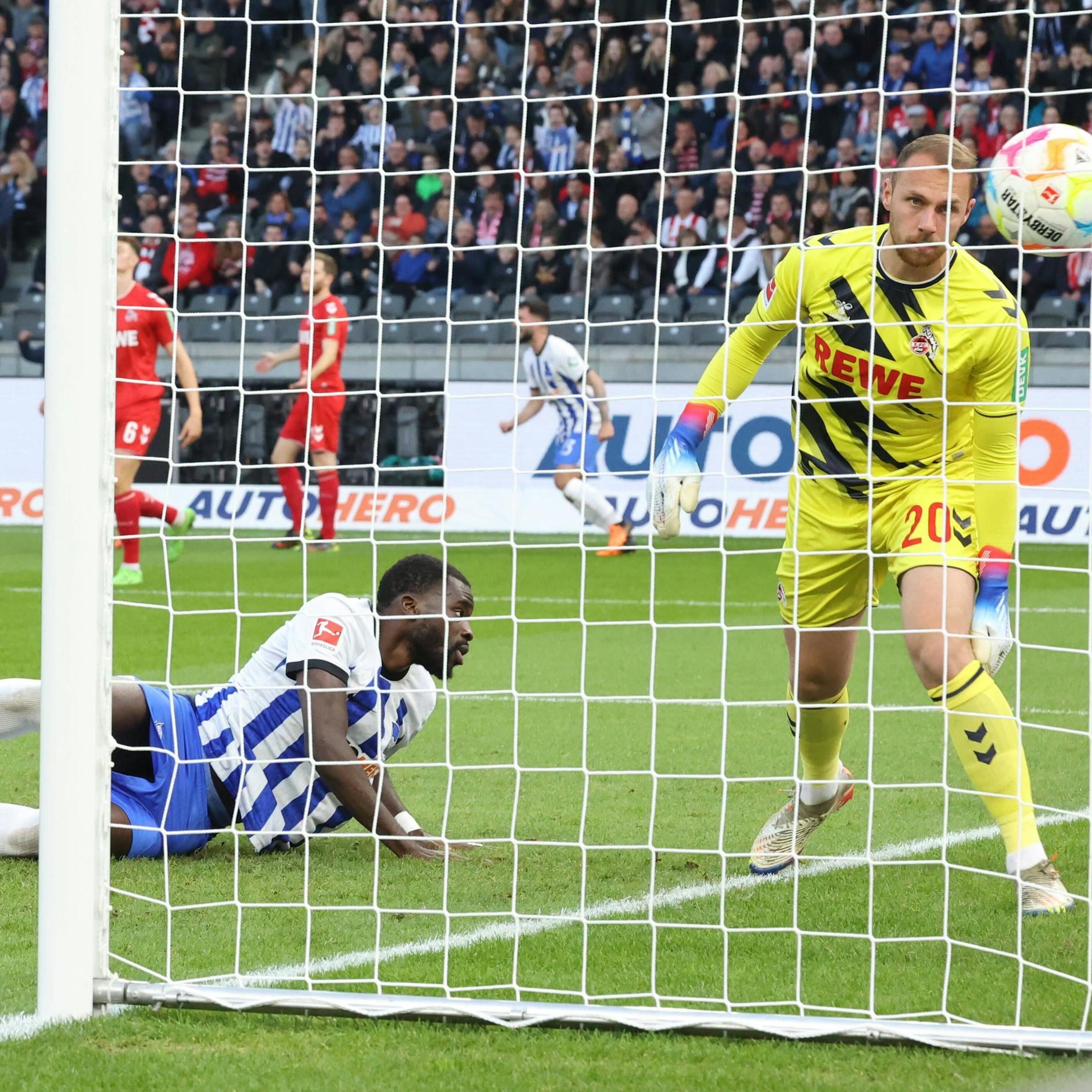 Kommt ein Kanga geflogen! Hertas Stürmer Willy Kanga nickte per Flugkopfball zum 1:0 ein. 