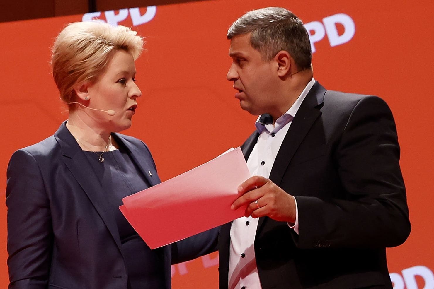 Franziska Giffey, Regierende Bürgermeisterin von Berlin, und Raed Saleh, Fraktionsvorsitzender der SPD, vor Beginn des Landesparteitages der SPD Berlin.