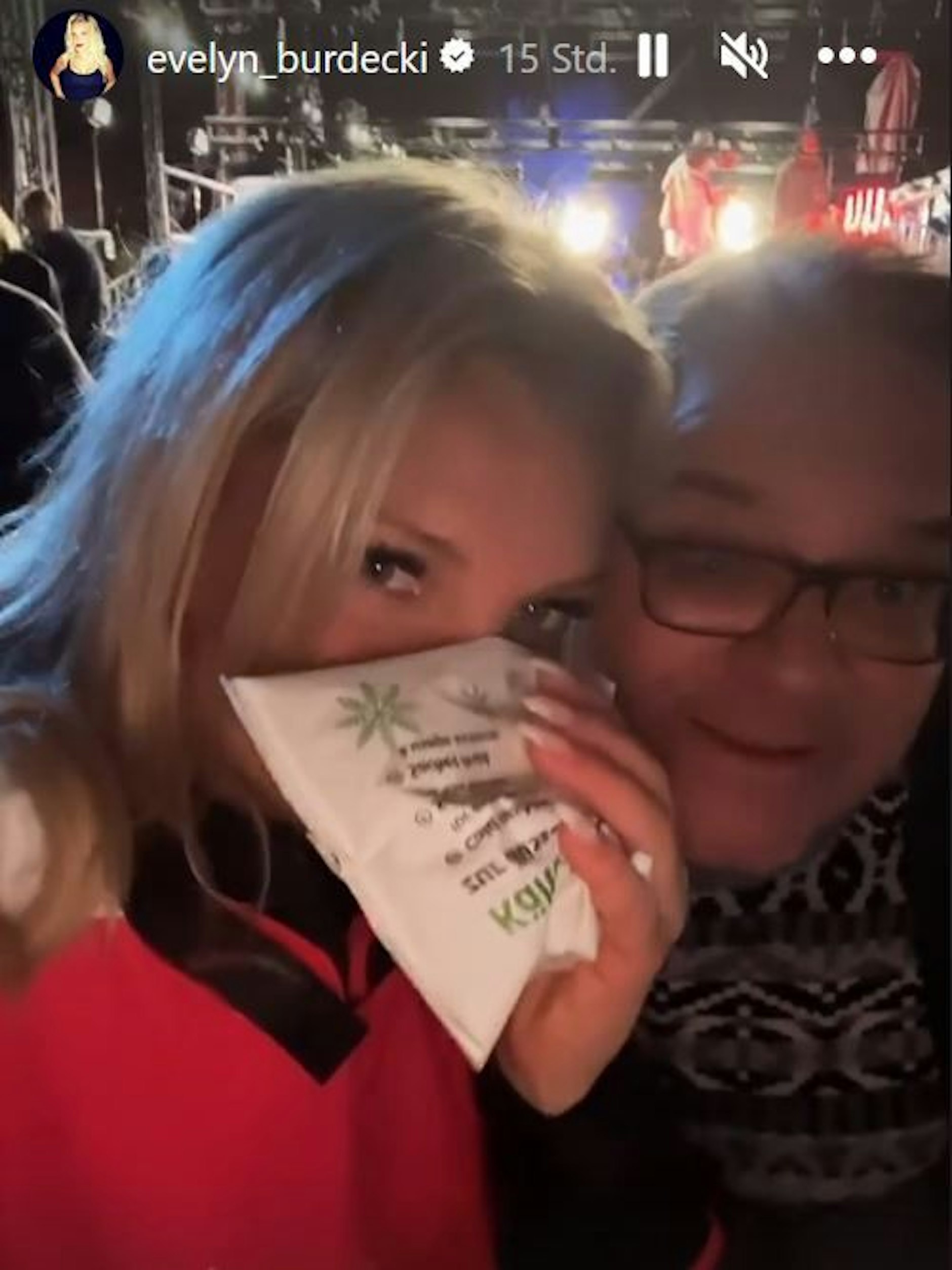 Evelyn Burdecki kühlte die Nase mit einem Eisbeutel.