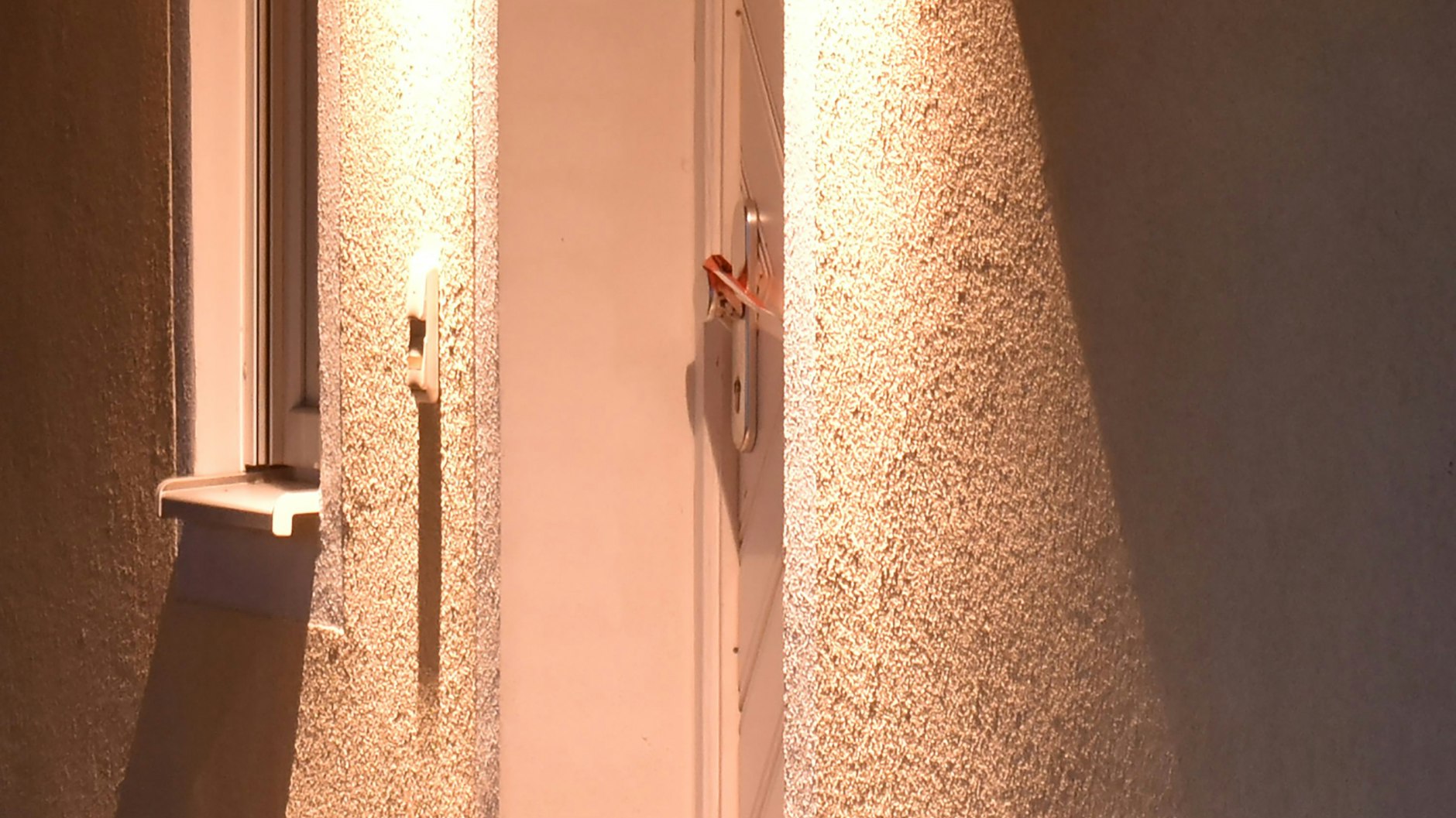 Die Polizei hat den Türgriff der Eingangstür von einem Einfamilienhaus mit Absperrband gesichert.&nbsp;