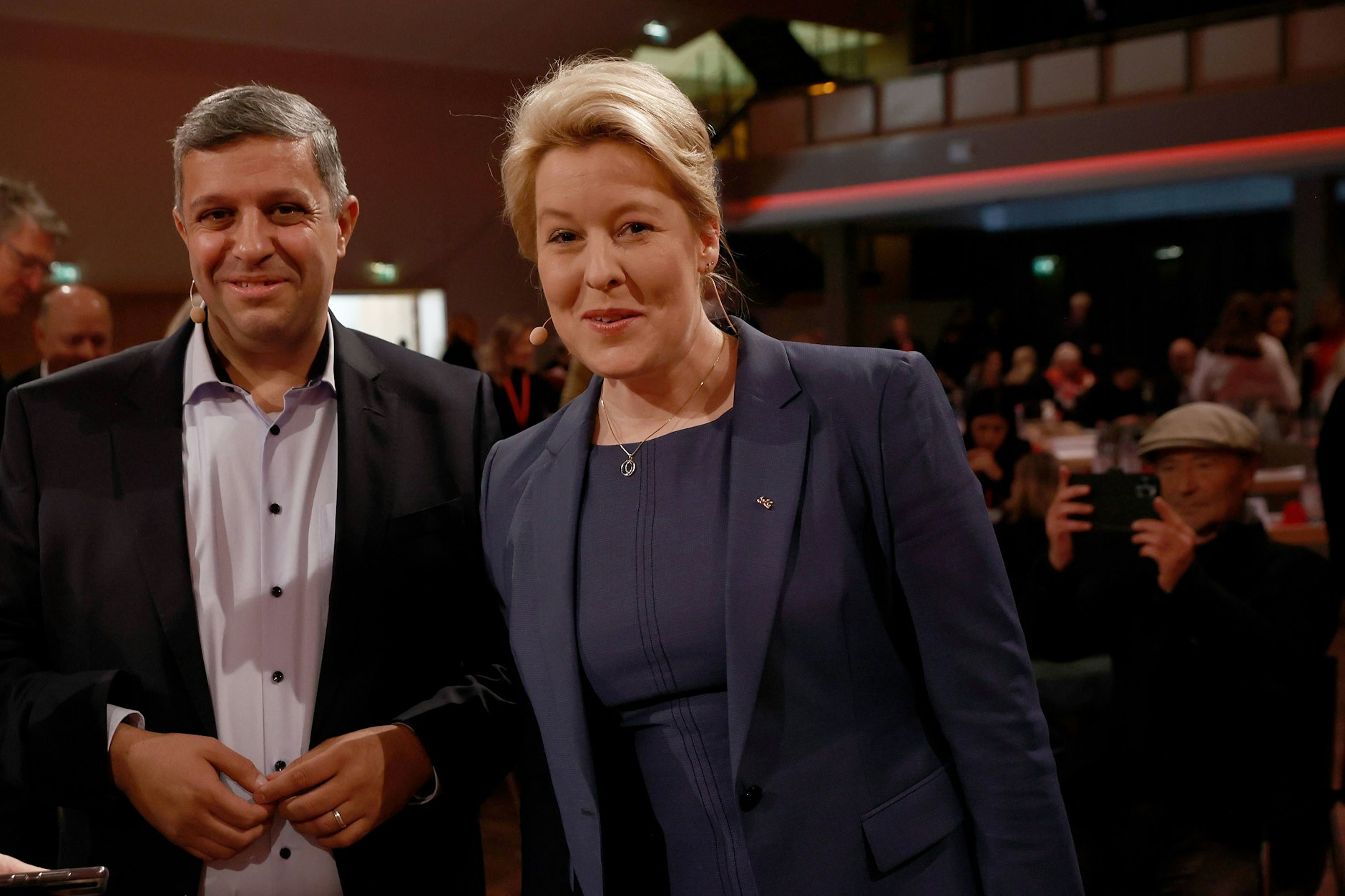 Raed Saleh, Co-Vorsitzender der SPD, und Franziska Giffey, Regierende Bürgermeisterin von Berlin, vor Beginn des Landesparteitages der SPD Berlin.