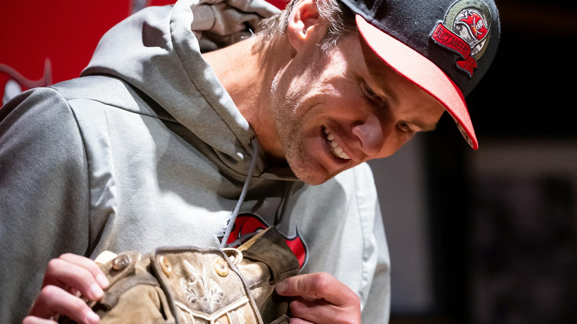 Tom Brady bekam eine bayrische Lederhose überreicht.