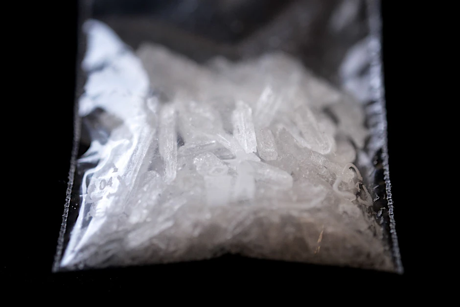 ARCHIV - Das synthetisch hergestellte Crystal Meth bezeichnet eine Kristallform von Methamphetamin, was wiederum eine Abwandlung des Aufputschmittels Amphetamin ist.  