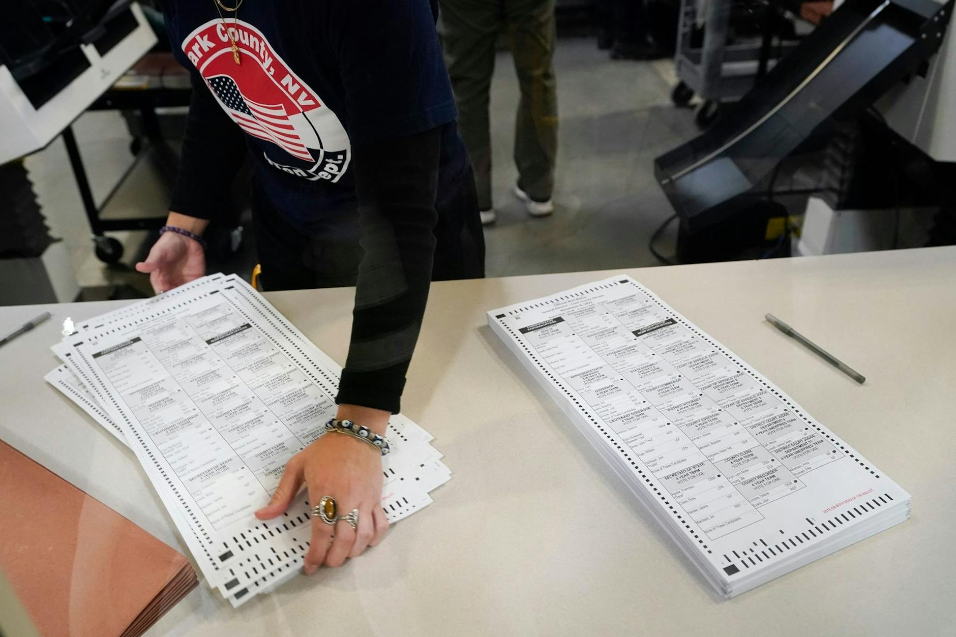 Ein Wahlhelfer wertet die Stimmzettel im Clark County Election Department in Nevada aus.  