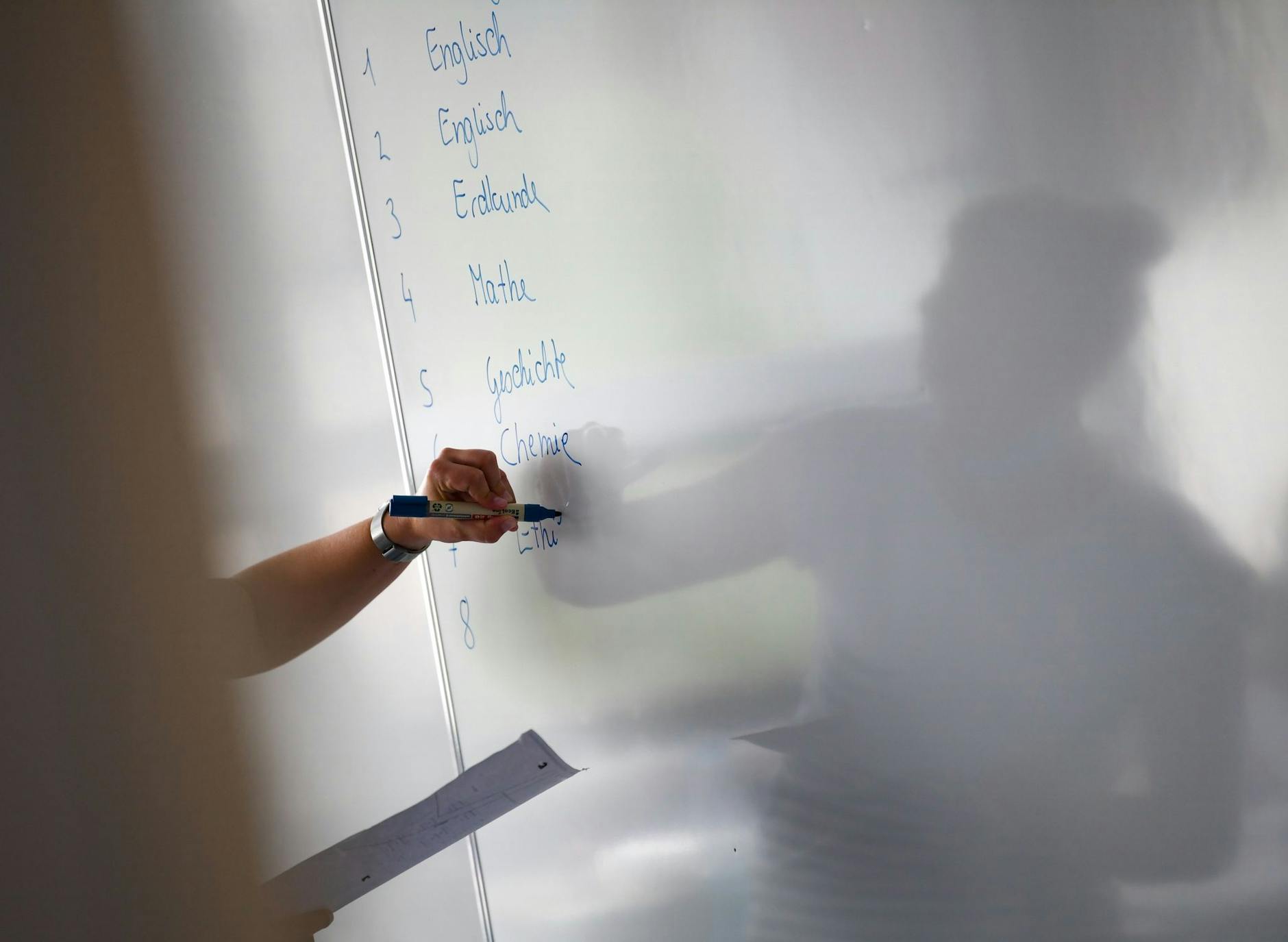 ARCHIV - Einer Umfrage zufolge gibt es bedrückende Erkenntnisse zum Thema Gewalt gegen pädagogisches Personal.