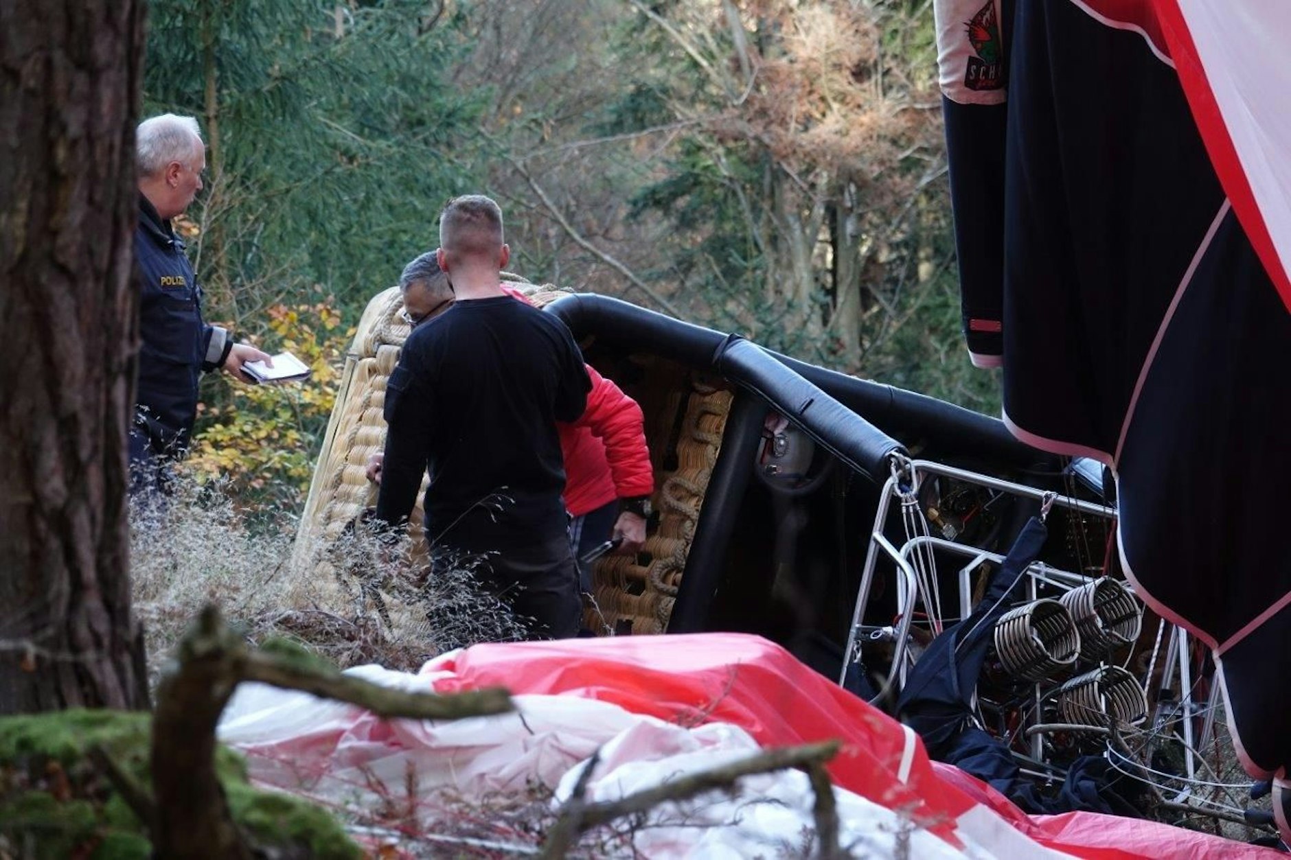 Beim Landeversuch wurde auch der Pilot aus dem Korb geschleudert.