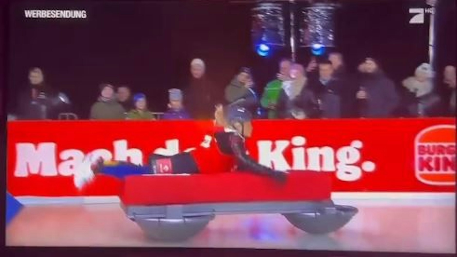 Evelyn Burdecki knallte mit dem Kopf auf den Wok. 