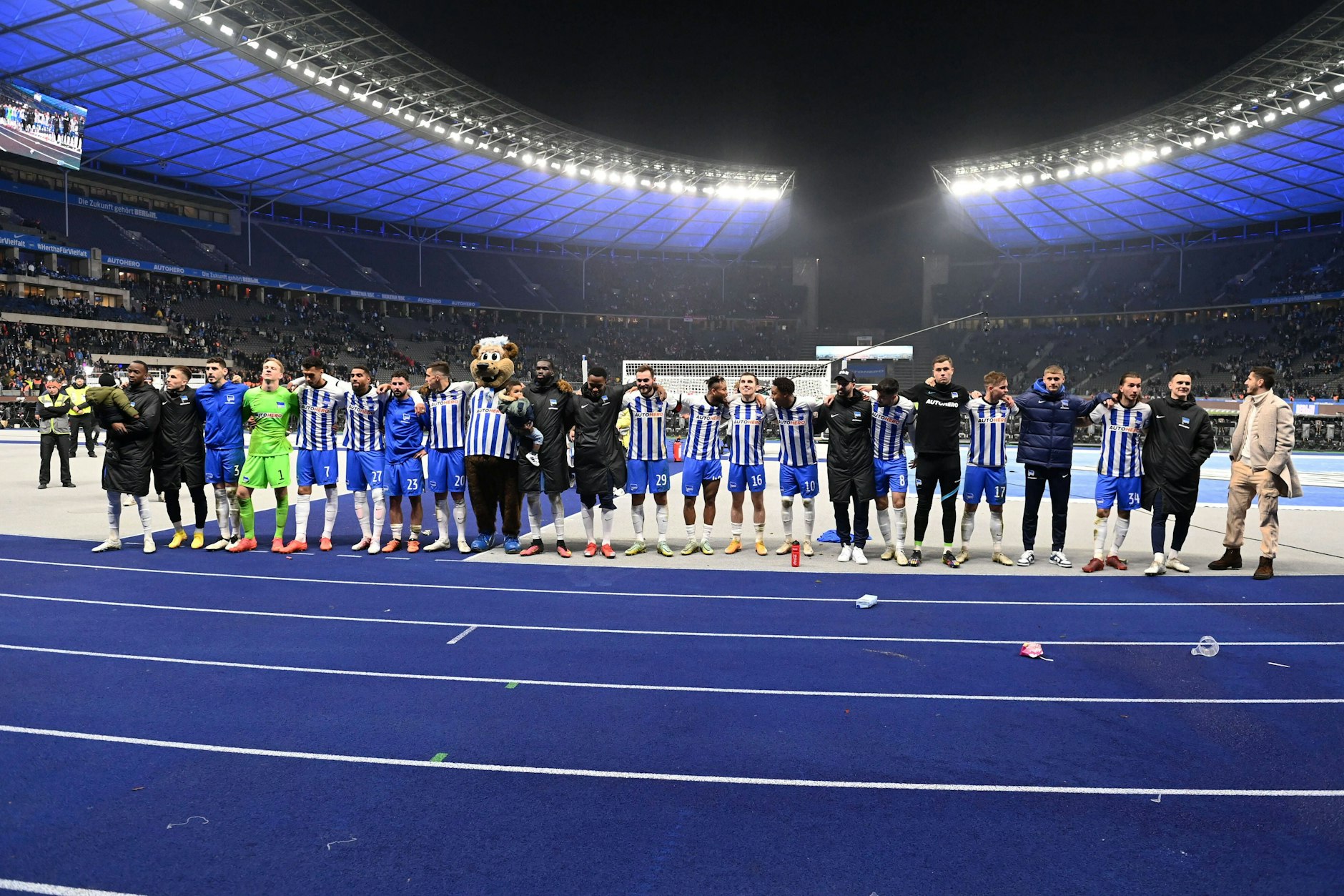 Herthas Profis feierten den Heimsieg gegen Köln mit den Fans in der Ostkurve.&nbsp;&nbsp;