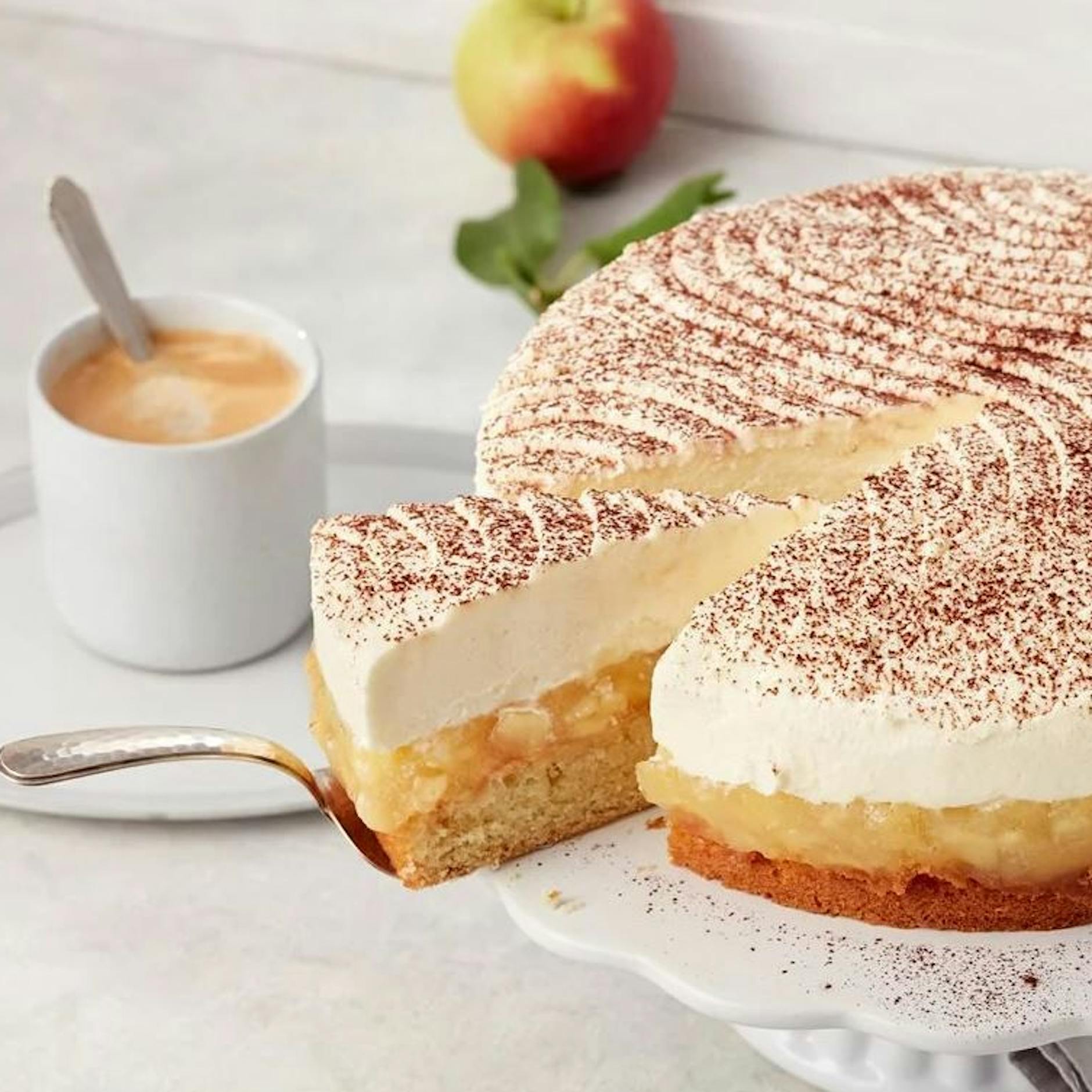 Die beste Apfeltorte der Welt! Mit Zimt, Pudding und Sahne – das ist unglaublich lecker!