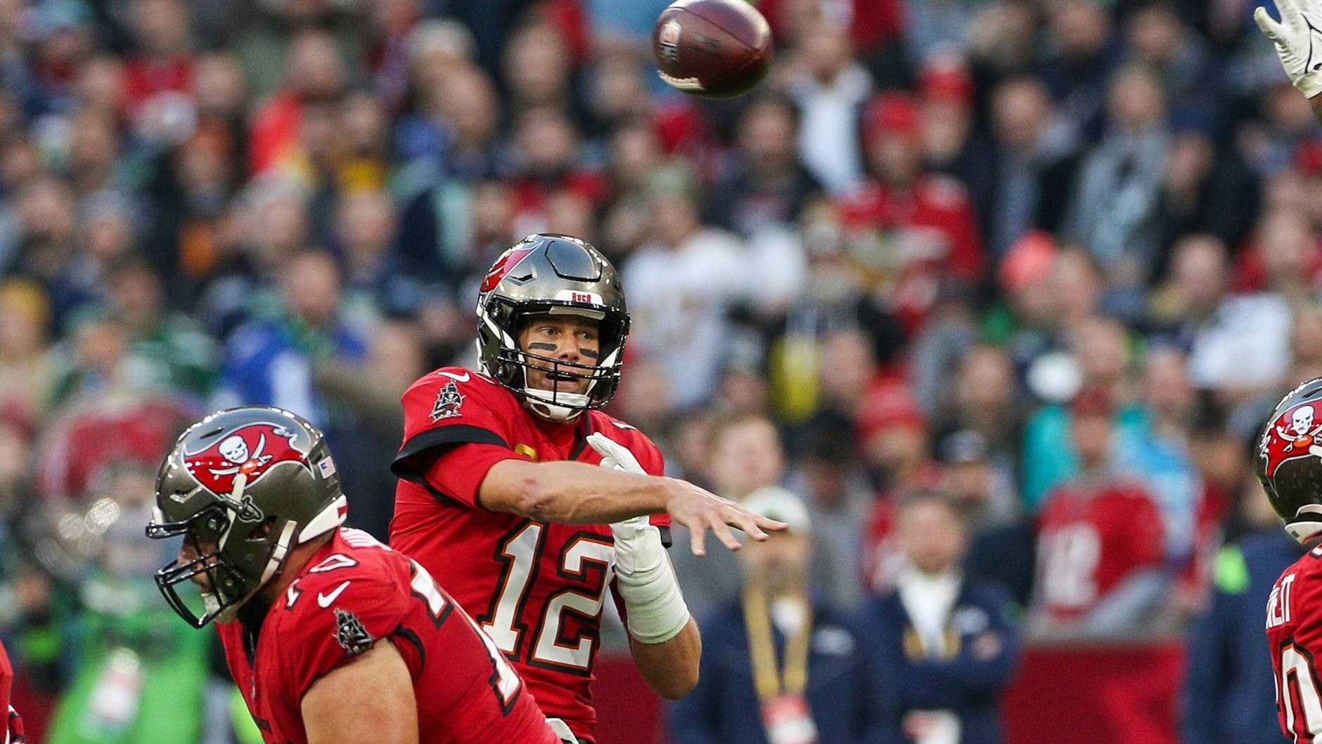 Tom Brady beim Wurf: Am Ende gewann sein Team die Football-Premiere in Deutschland., Seattle Seahawks vs. Tampa Bay Buccaneers, Football, NFL, American Football Herren, USA 13.11.2022 Muenchen Bayern Deutschland *** Tom Brady 12 Tampa Bay Buccaneers throwing, Seattle Seahawks vs Tampa Bay Buccaneers, Football, NFL, 13 11 2022 Munich Bavaria Germany Copyright: xkolbert-press/ChristianxKolbertx