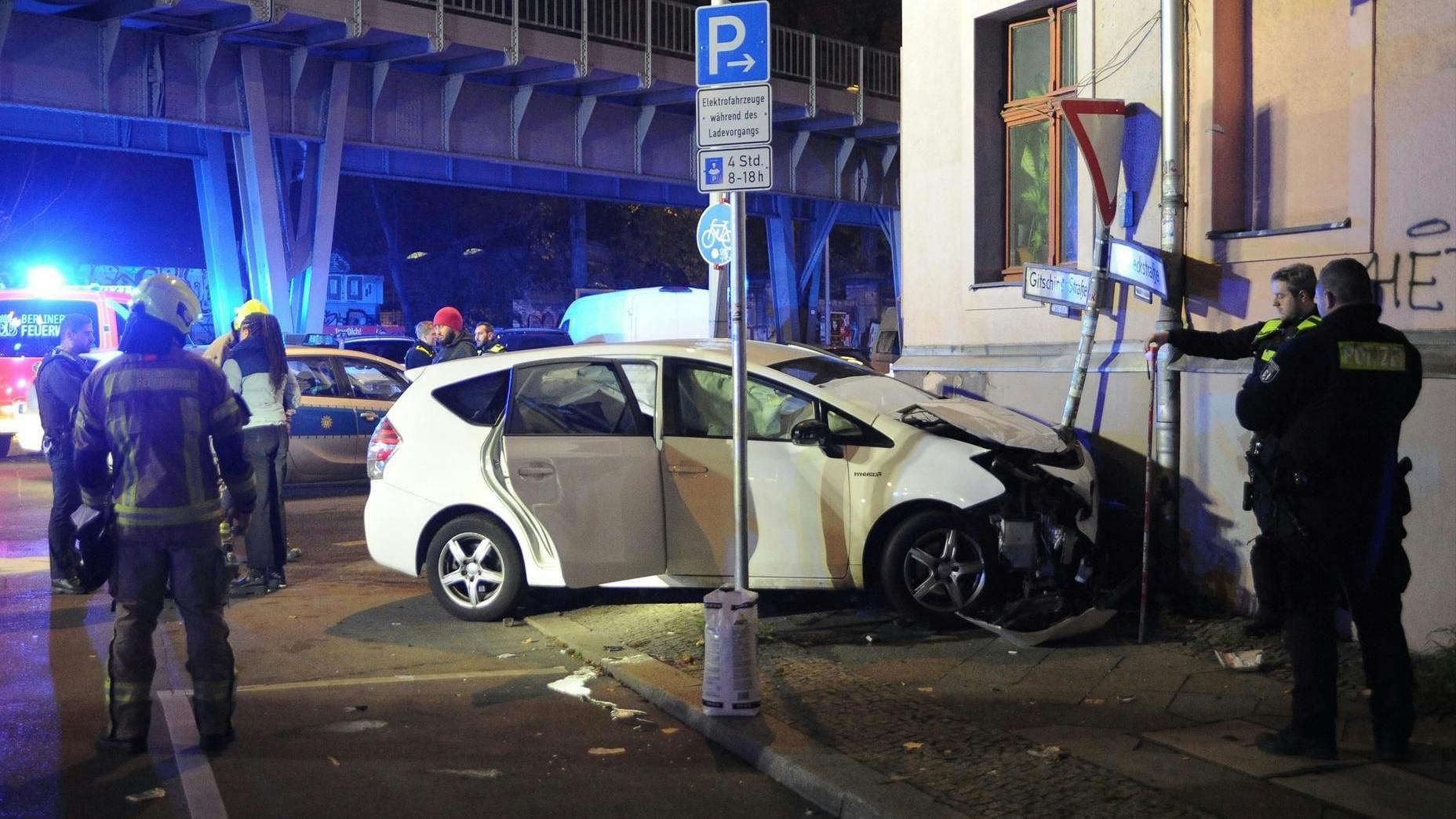 Bei einem Unfall in Kreuzberg krachten zwei Fahrzeuge unterschiedlicher Fahrdienstleister zusammen.