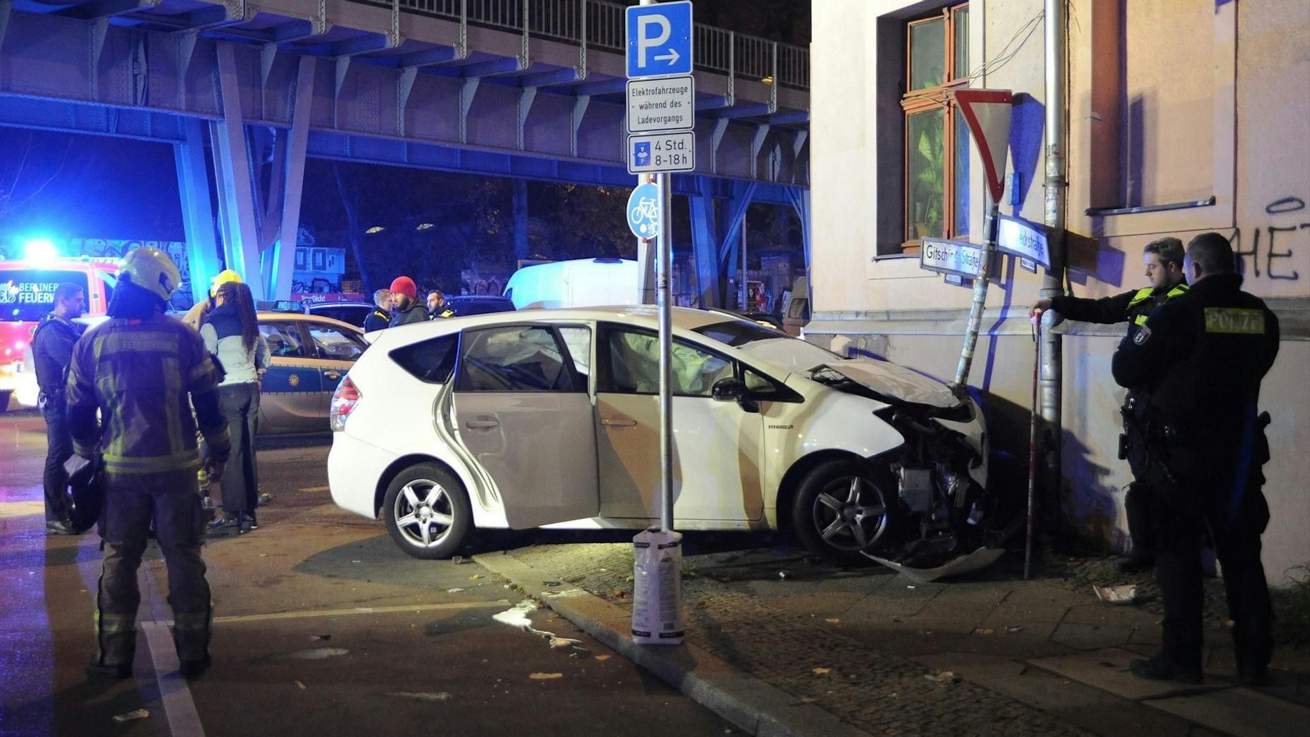 Bei einem Unfall in Kreuzberg krachten zwei Fahrzeuge unterschiedlicher Fahrdienstleister zusammen.