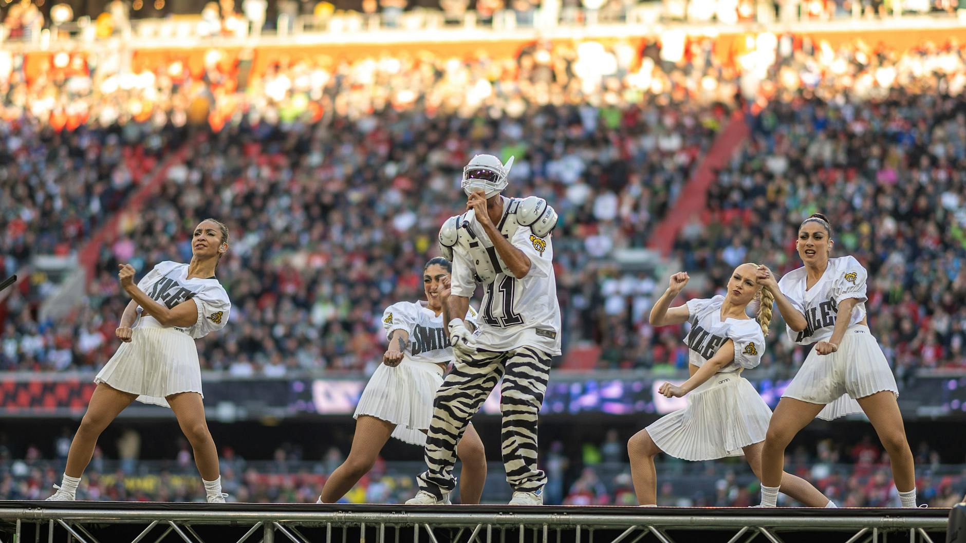 Carlo Waibel alias Cro tritt vor dem Spiel auf.