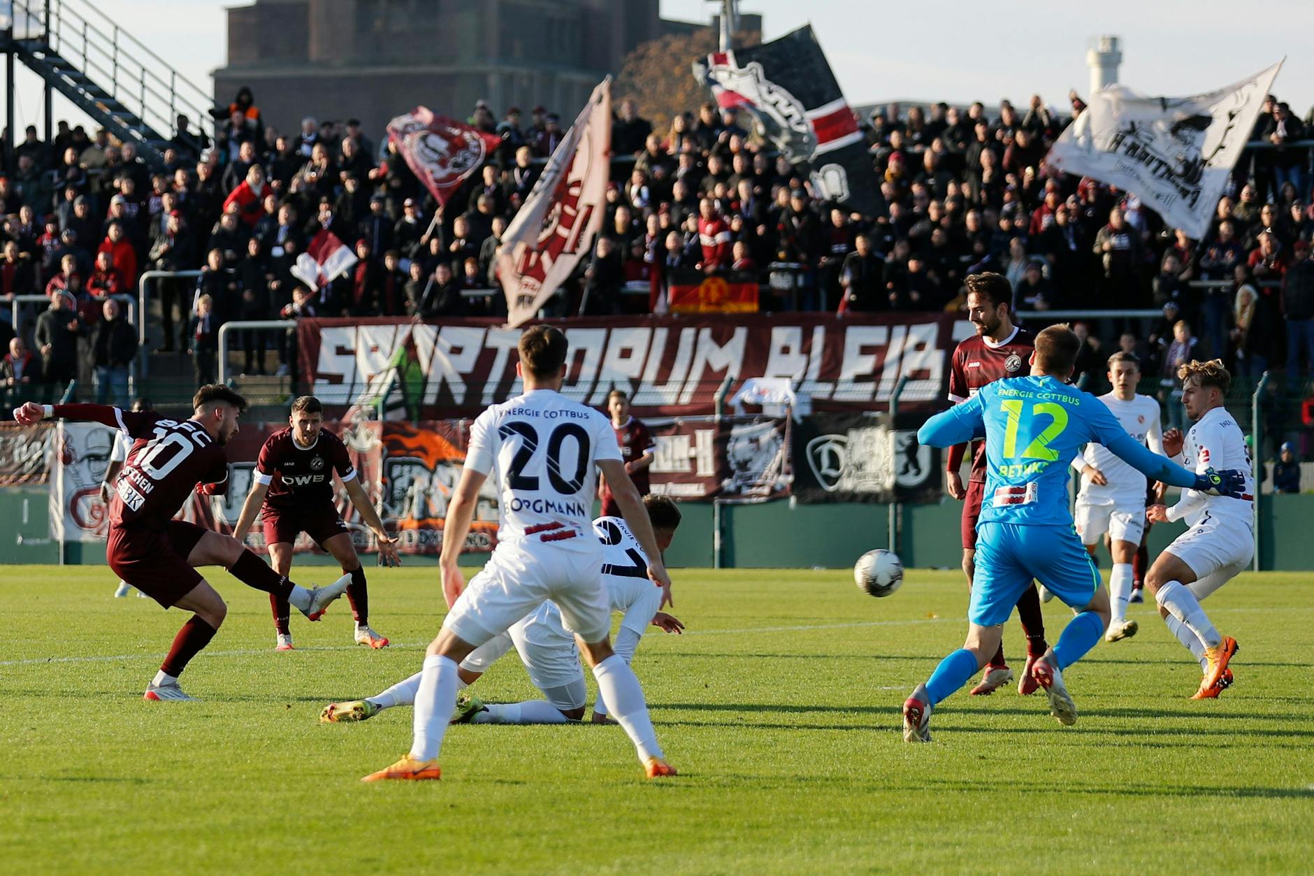 Cedric Euschen (l.) erzielt gegen Cottbus das 1:0 für den BFC Dynamo.