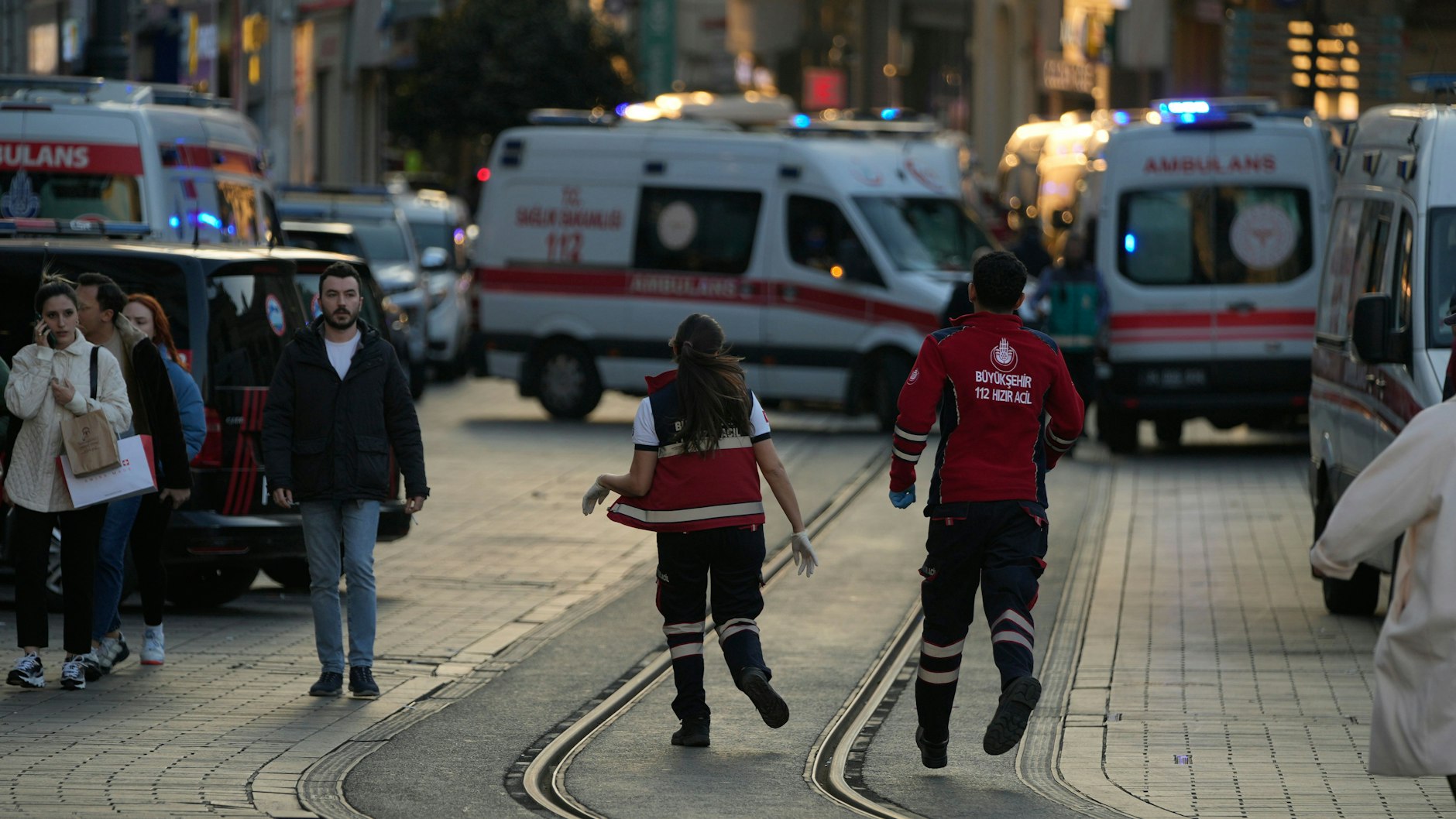 Rettungskräfte sind in großer Zahl in die Innenstadt von Istanbul gefahren. 