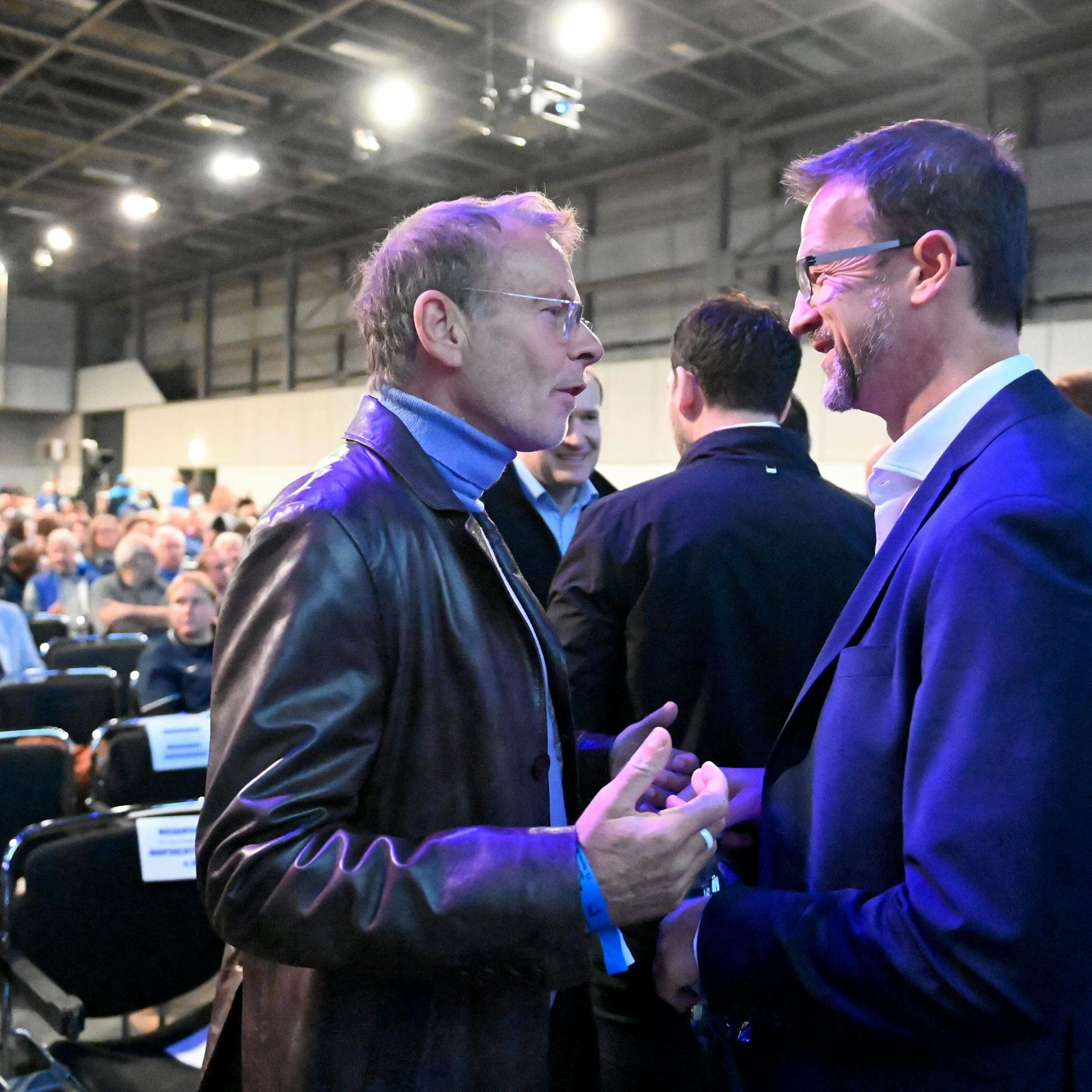 Herthas Aufsichtsrats-Chef Klaus Brüggemann im Gespräch mit Manager Fredi Bobic.