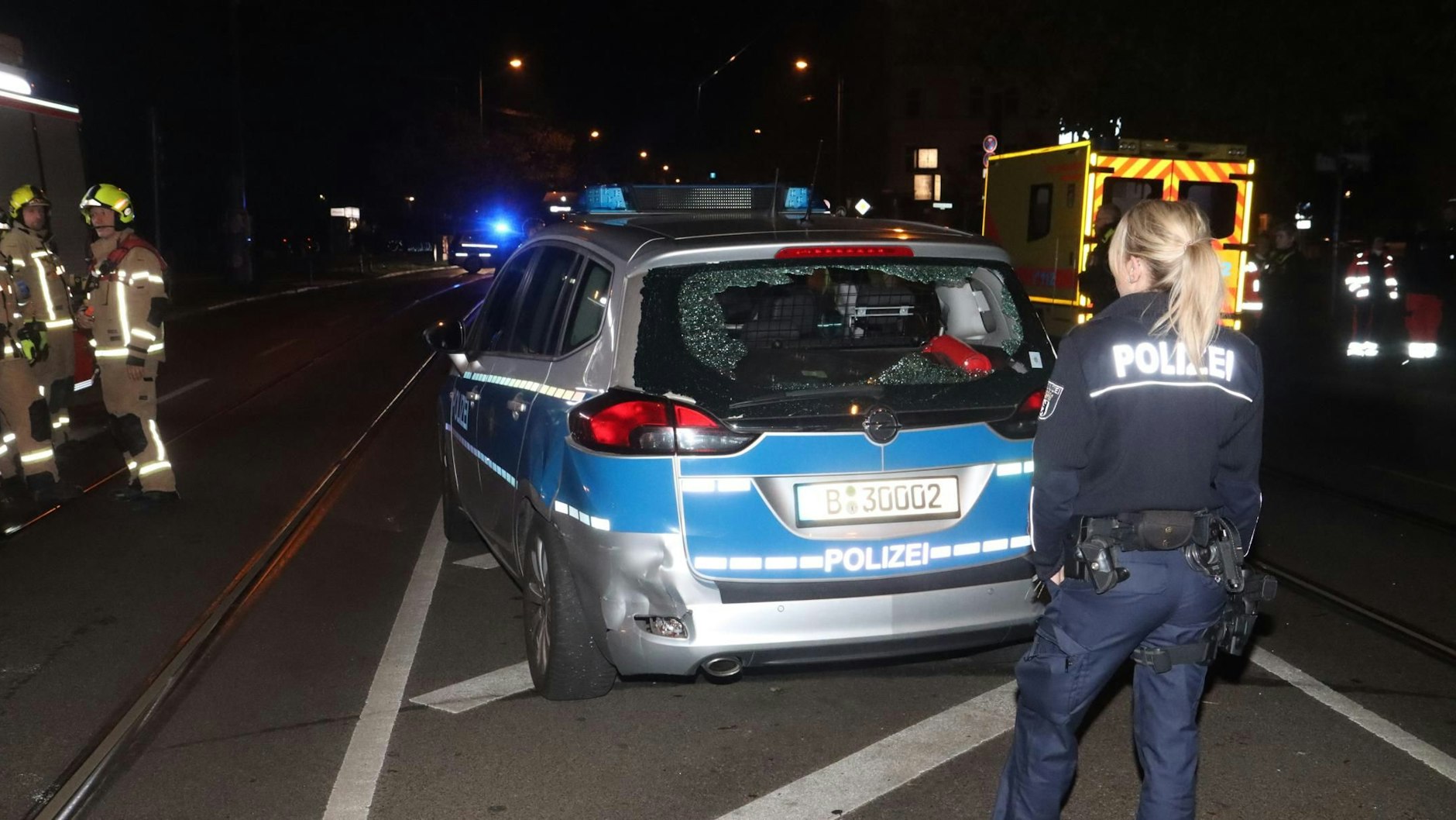 In Prenzlauer Berg krachte ein Autofahrer in das Heck einer Polizeistreife.