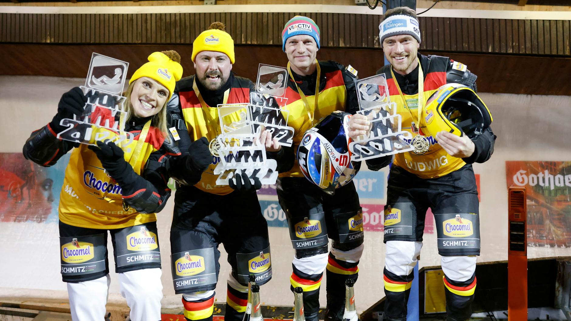 Das Siegerteam Chocomel bei der „TV total Wok WM“ von ProSieben – Evi Sachenbacher-Stehle (v. l.), Felix von Jascheroff, Francesco Friedrich und Johannes Ludwig – steht auf dem Siegertreppchen der Bob- und Rodelbahn in Winterberg.