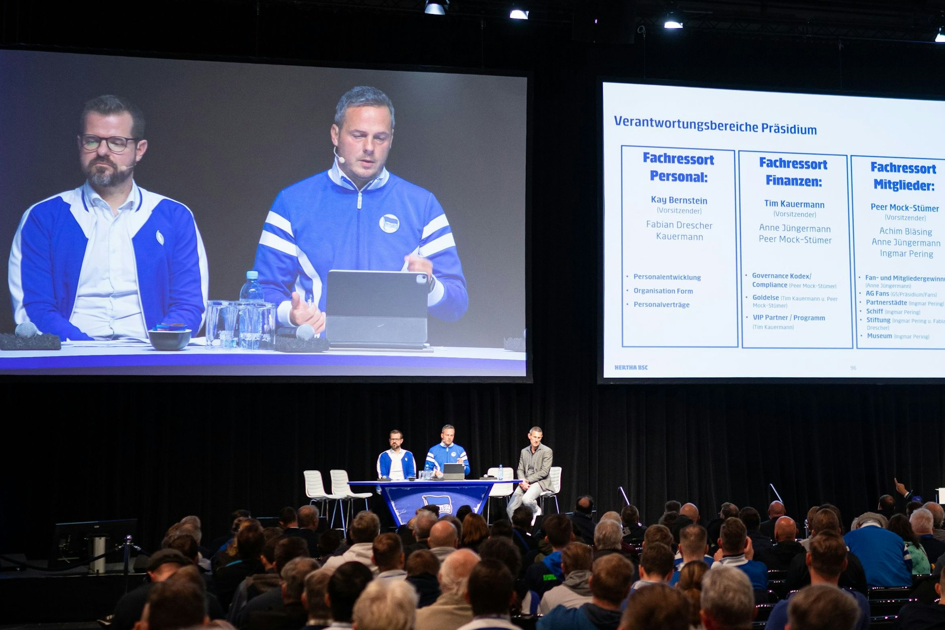 Herthas Vizepräsident Fabian Drescher (l.) und Präsident Kay Bernstein bei der Mitgliederversammlung in der Berliner Messehalle.