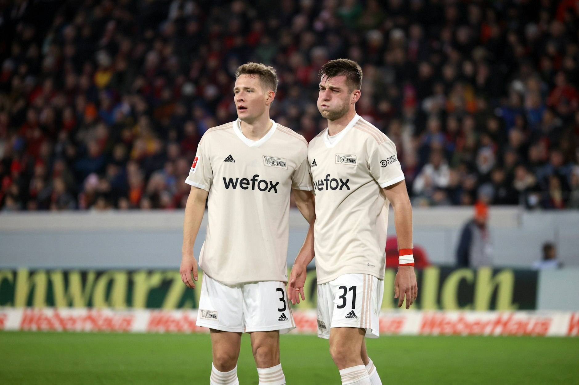 Da möchte man nur ganz dick die Backen aufplustern und alles vergessen: Unions Abwehrspieler Paul Jaeckel und Robin Knoche.