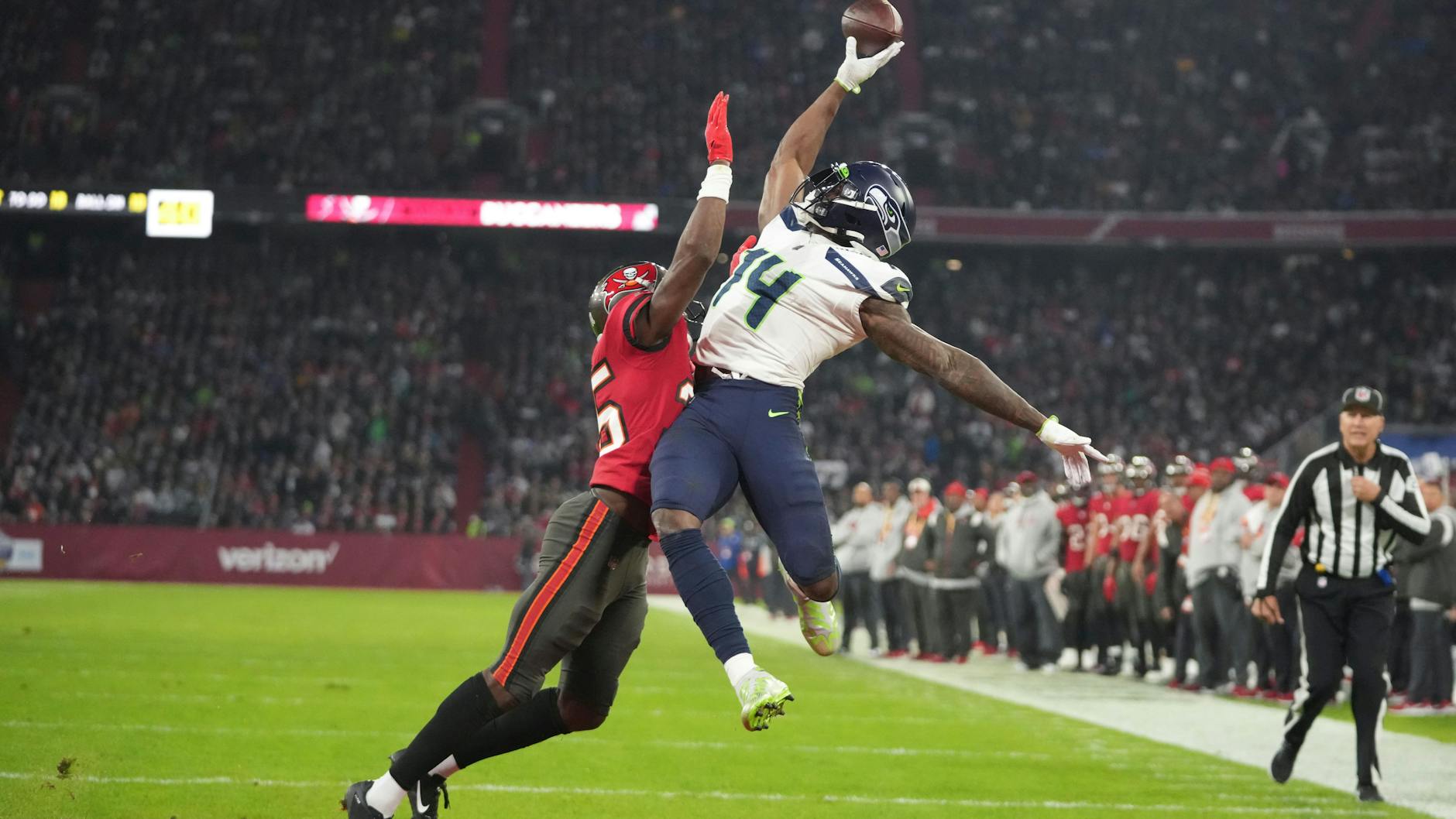 Krachen aneinander: DK Metcalf (14) von den Seattle Seahawks versucht den Pass zu spielen, wird von Jamel Dean (35) von den Tampa Bay Buccaneers hart attackiert. 
