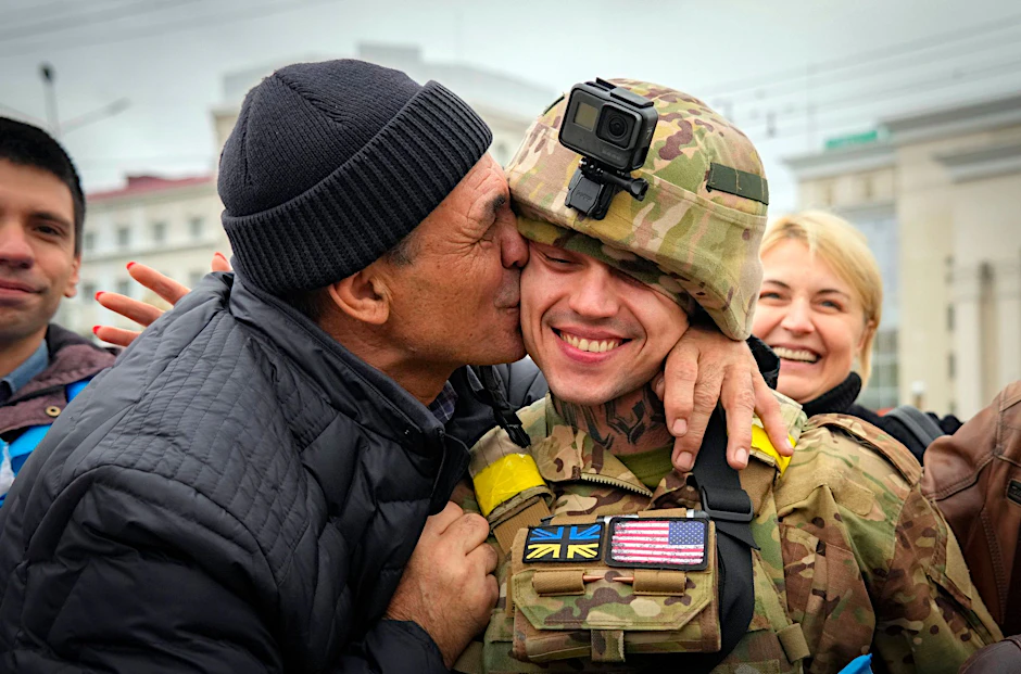 Ein Einwohner von Cherson küsst einen ukrainischen Soldaten auf die Wange.&nbsp;