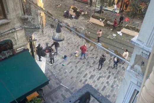 Opfer liegen nach der Explosion in der Einkaufsstraße.