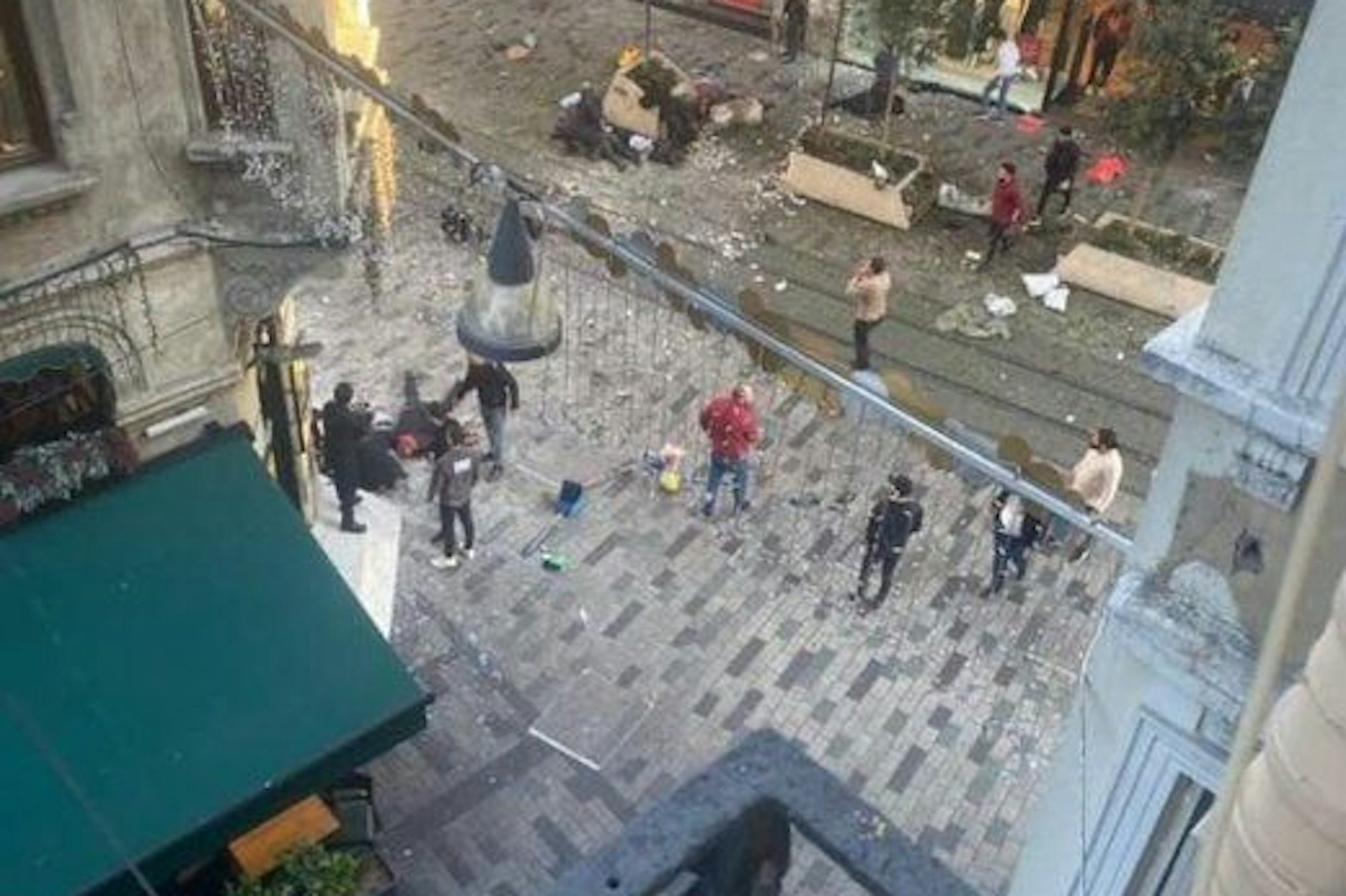 Opfer liegen nach der Explosion in der Einkaufsstraße.