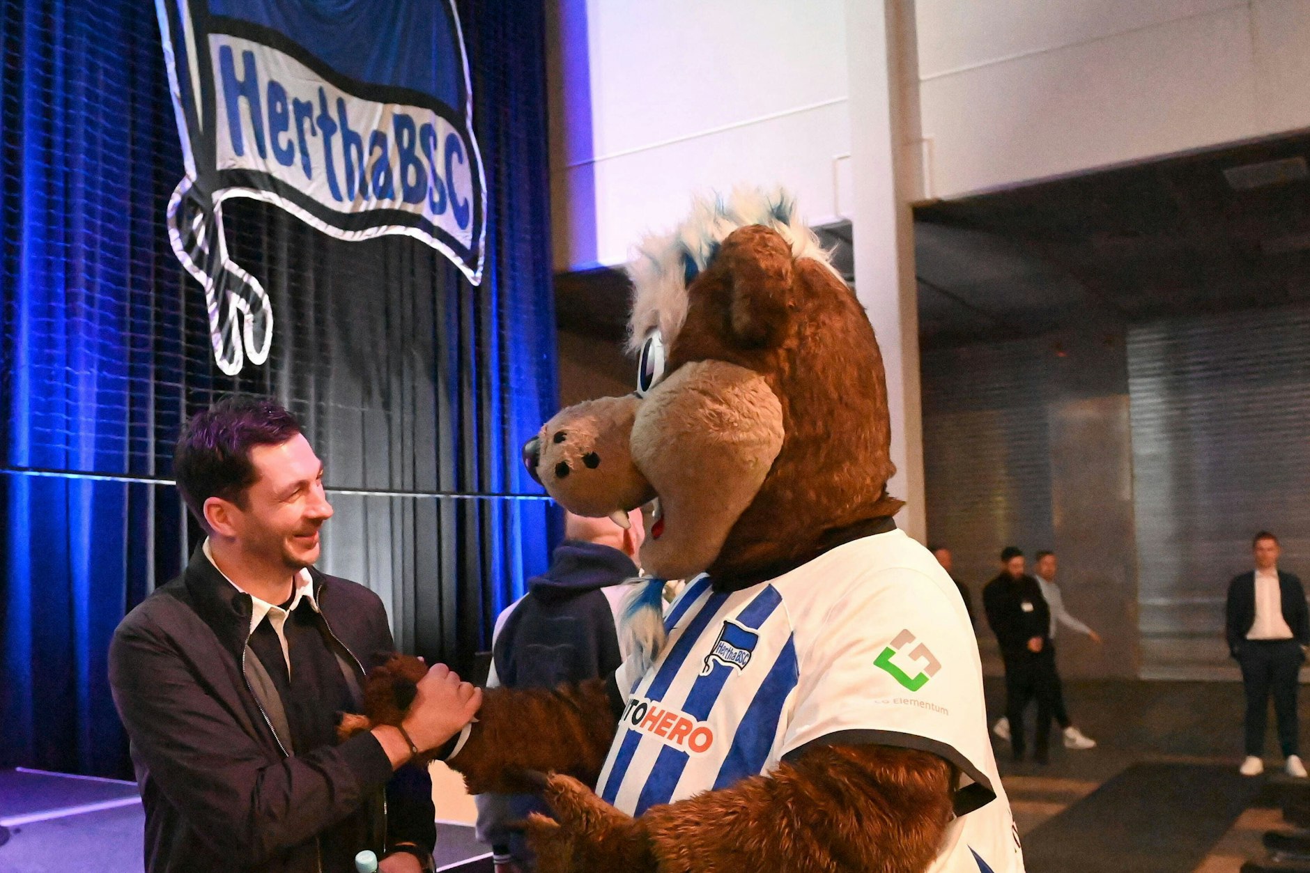 Trainer Sandro Schwarz kam zur Hertha-Mitgliederversammlung. Herthinho begrüßte ihn im Saal.