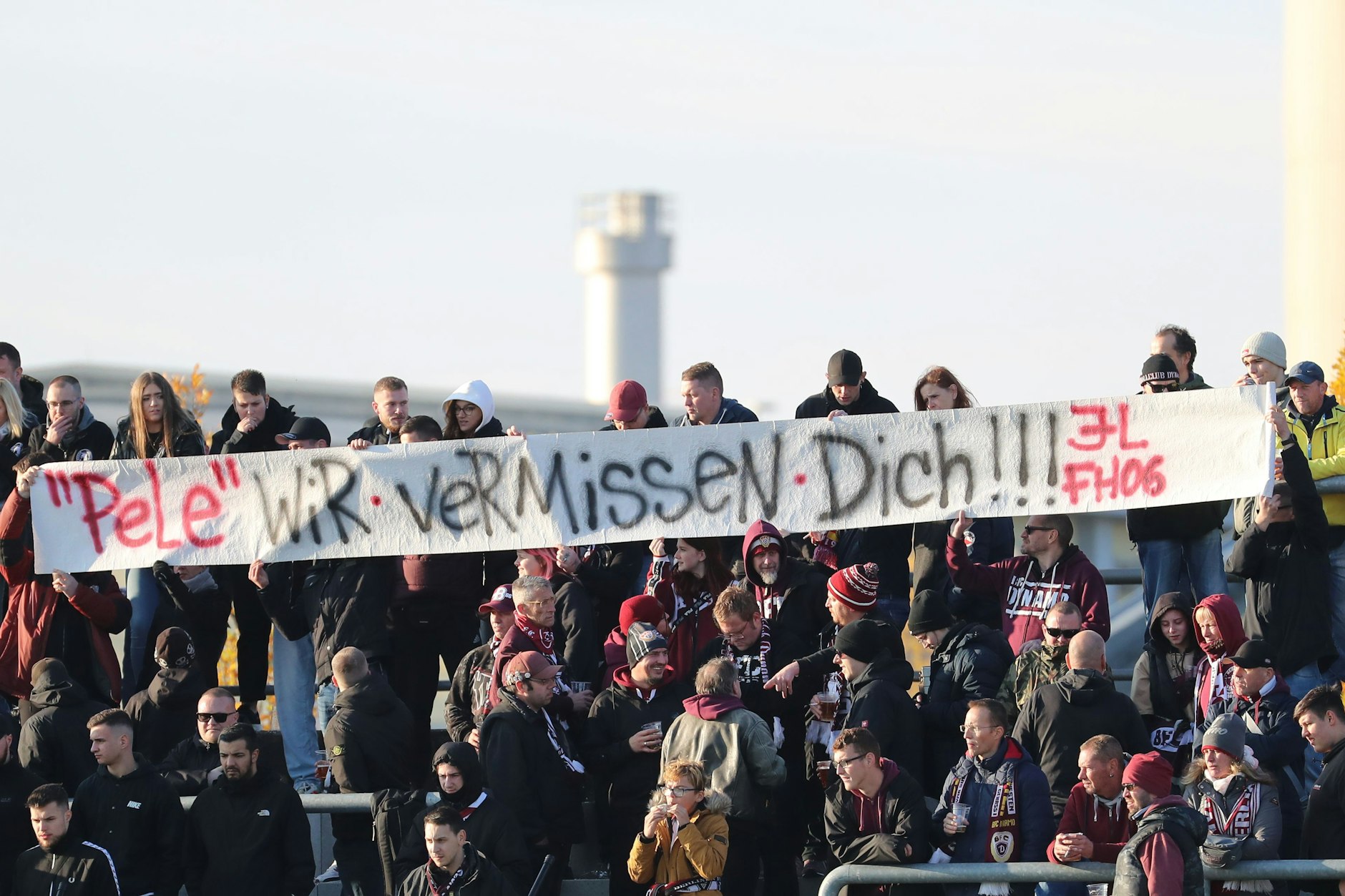 BFC-Fans reagieren mit einem ironischen Gruß an Claus-Dieter „Pele“ Wollitz, den Trainer der Cottbuser.