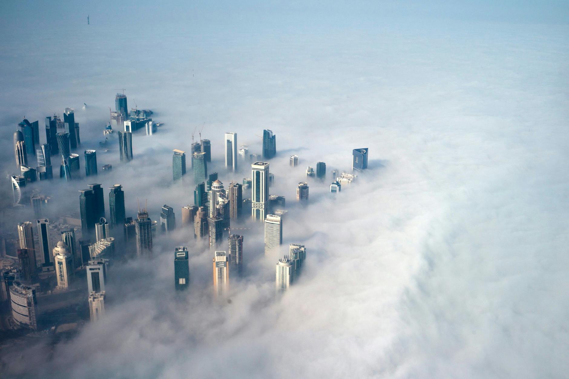 Die Skyline von Doha im Nebel