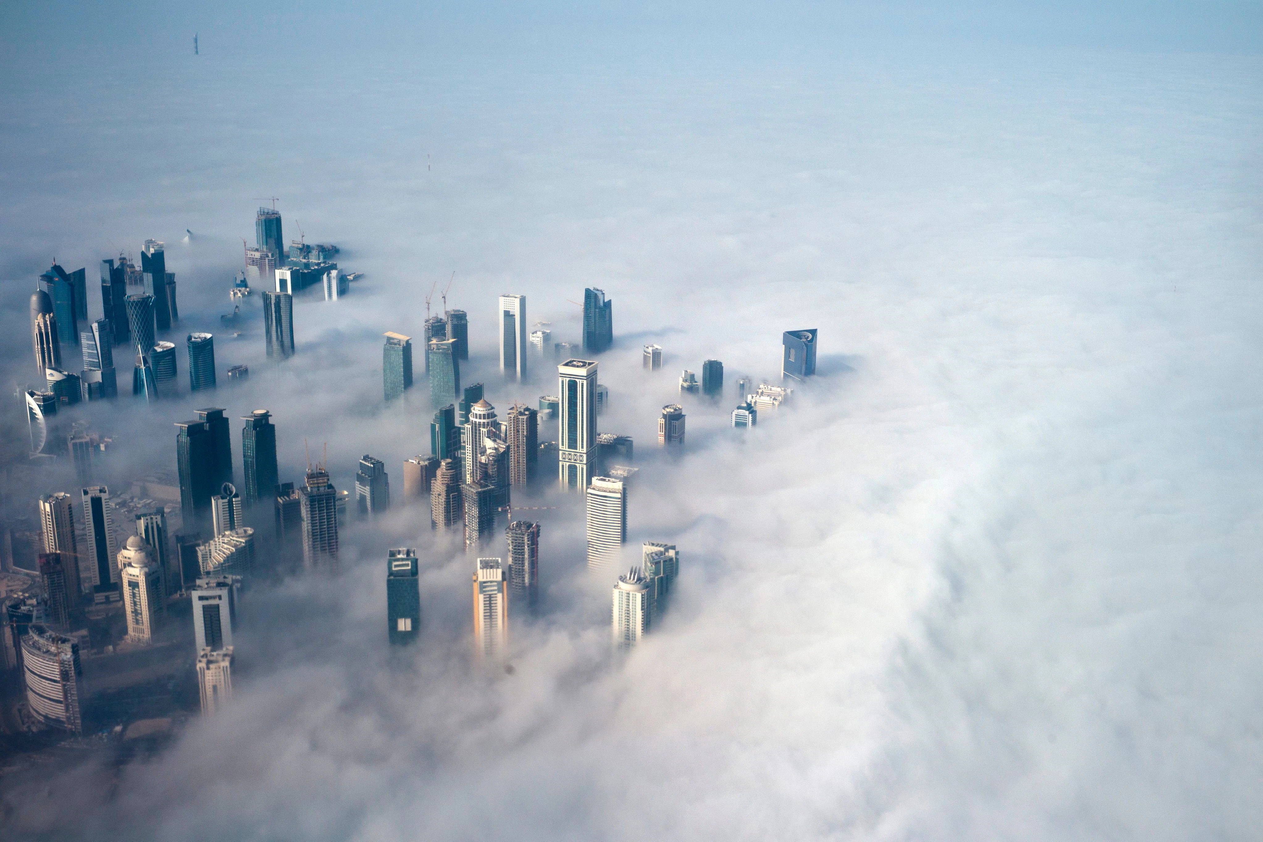 Die Skyline von Doha im Nebel