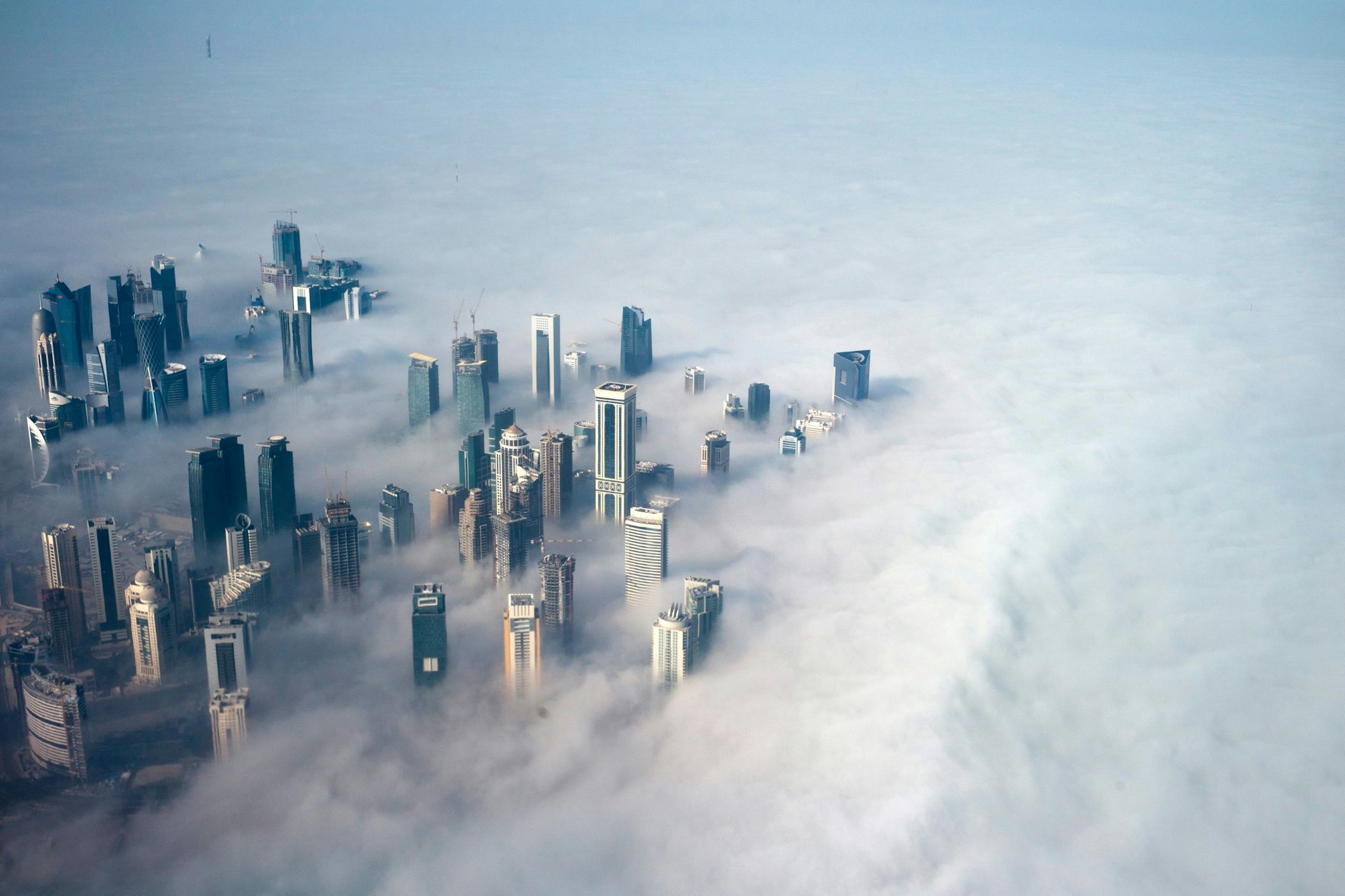 Die Skyline von Doha im Nebel