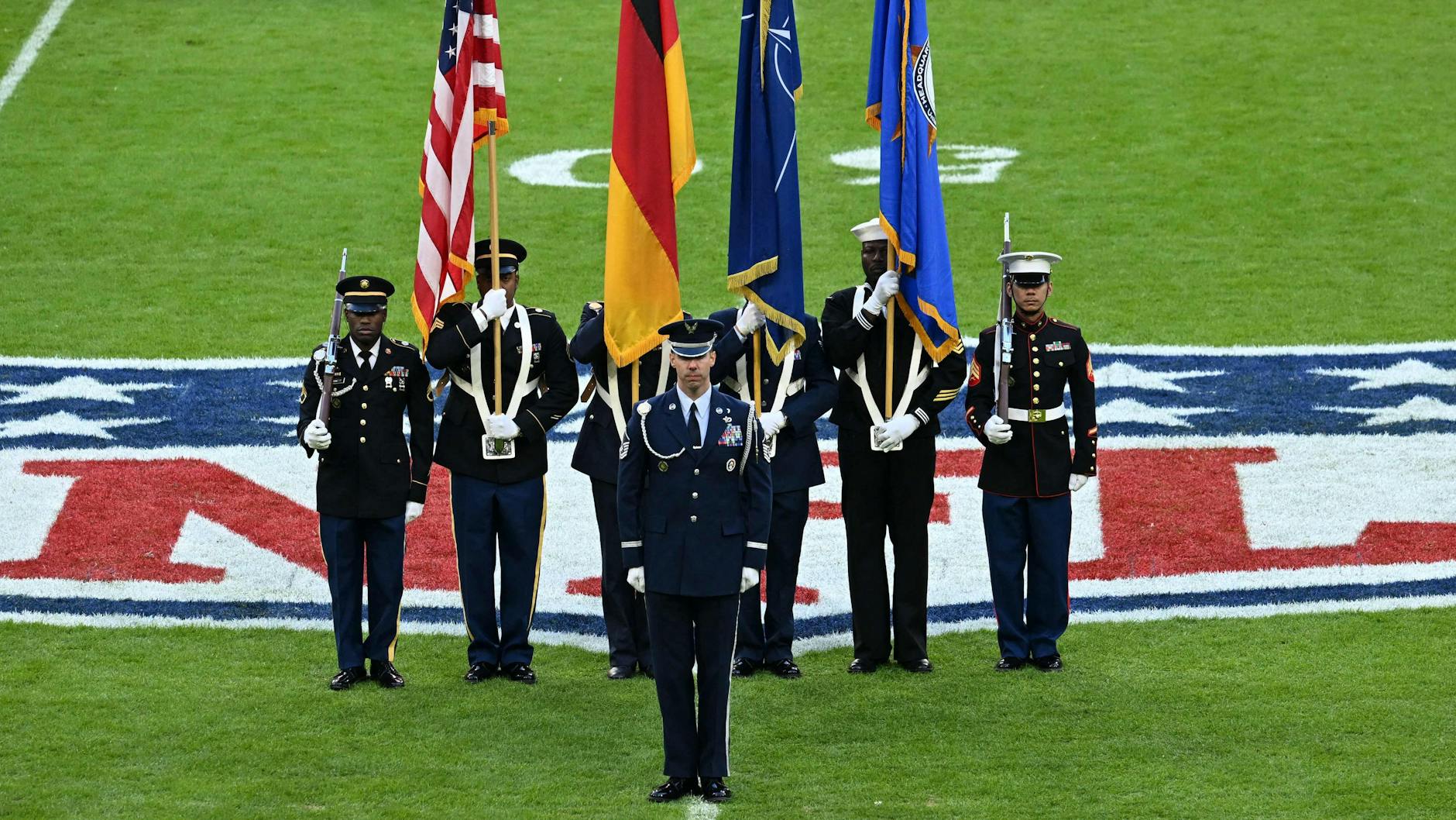 Soldaten stehen in der Mitte des Feldes vor dem American Football NFL-Spiel zwischen den Seattle Seahawks und den Tampa Bay Buccaneers in der Allianz Arena in München. 