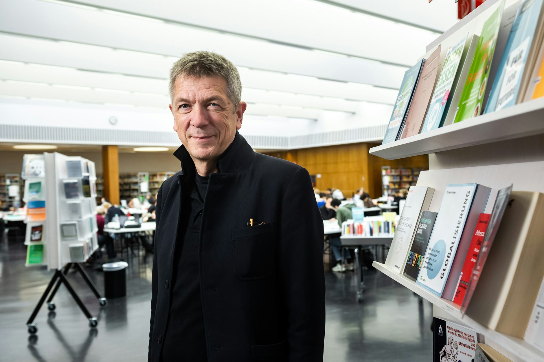 Volker Heller, Generaldirektor der Zentral- und Landesbibliothek Berlin, im Lesesaal der Berliner Stadtbibliothek in Mitte