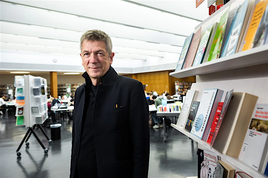 Volker Heller, Generaldirektor der Zentral- und Landesbibliothek Berlin, im Lesesaal der Berliner Stadtbibliothek in Mitte