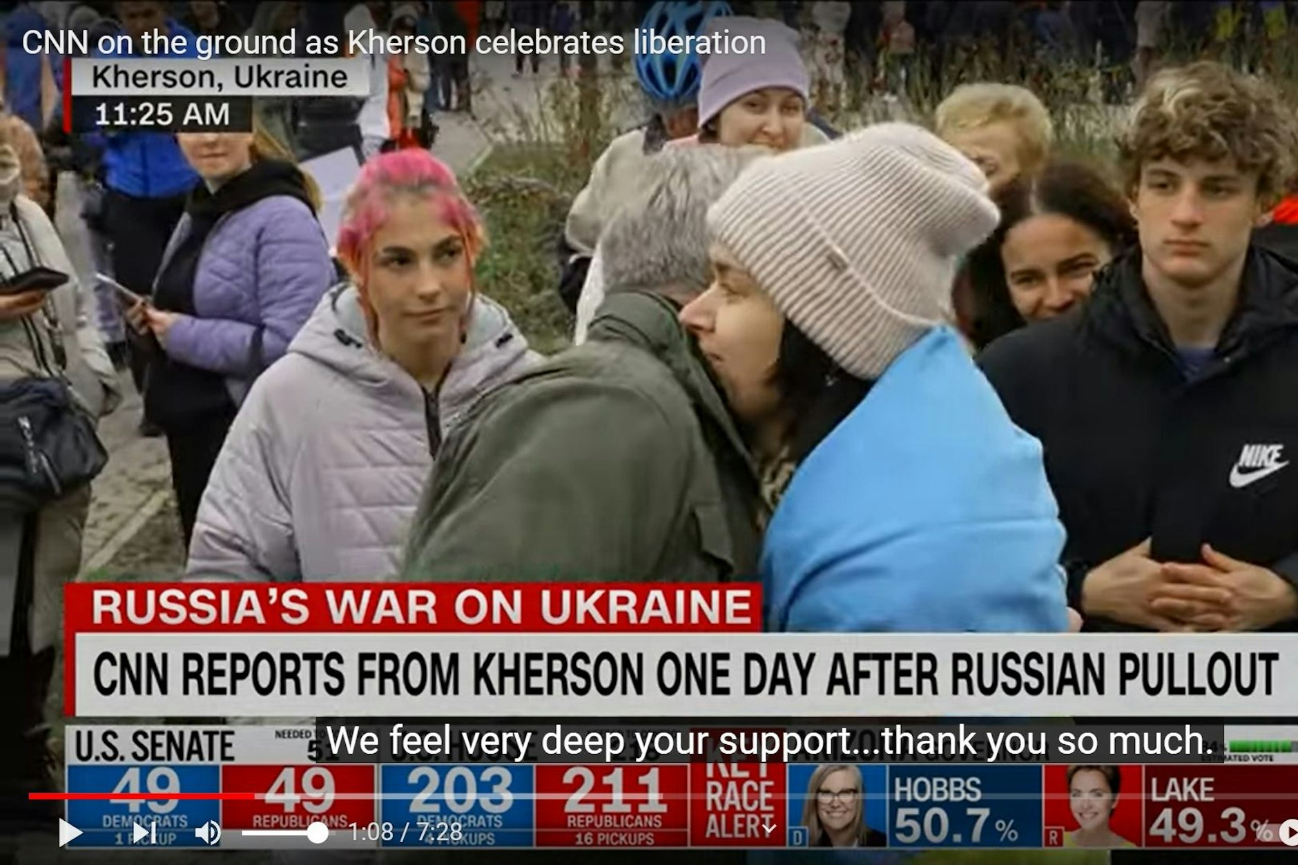 CNN-Reporter Nic Robertson umarmt eine Ukrainerin im befreiten Cherson am 12. November 2022.